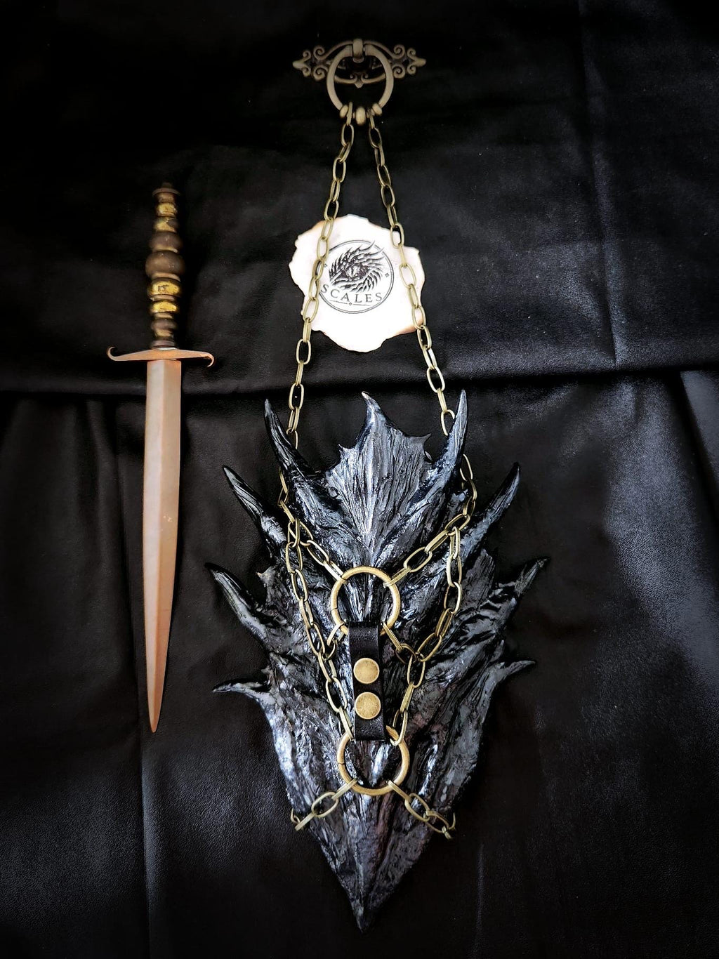 Écaille d’Ancalagon avec harnais en cuir de vachette