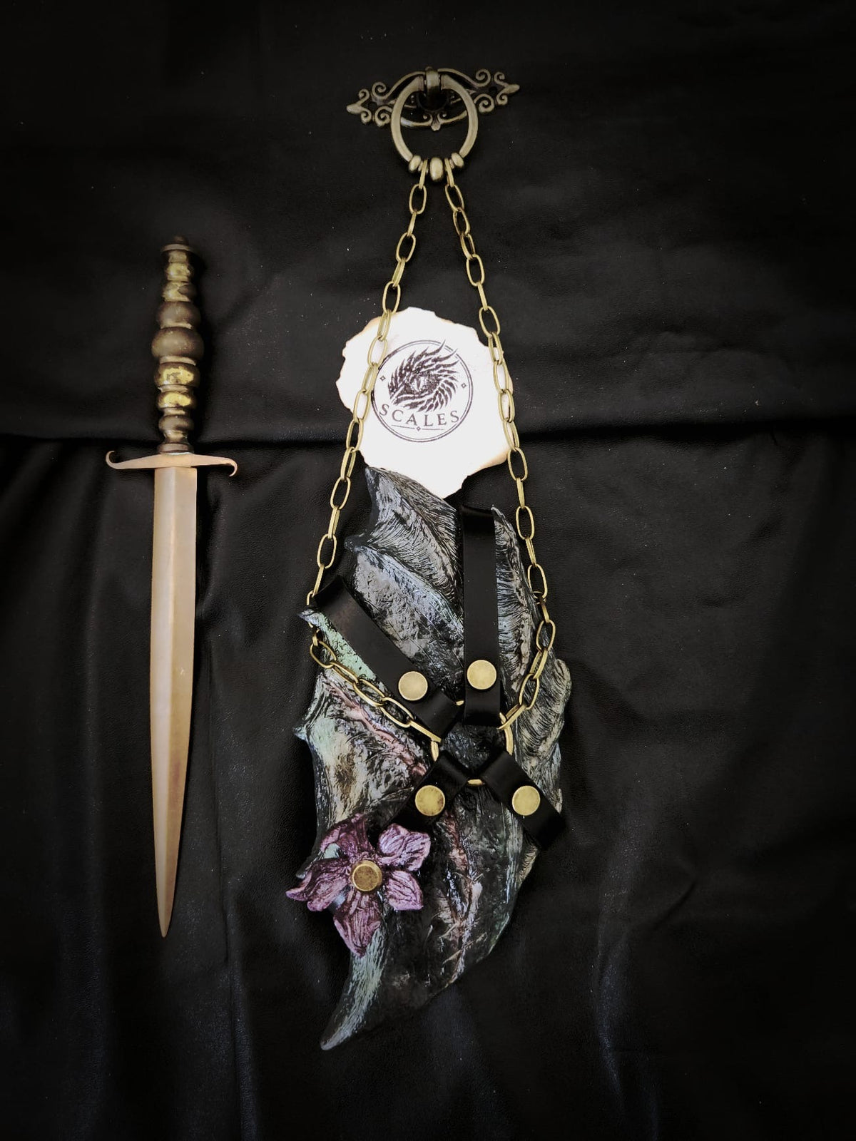 Écaille d’Abraxos avec harnais en cuir noir, chaînes et fleur décorative – Scales