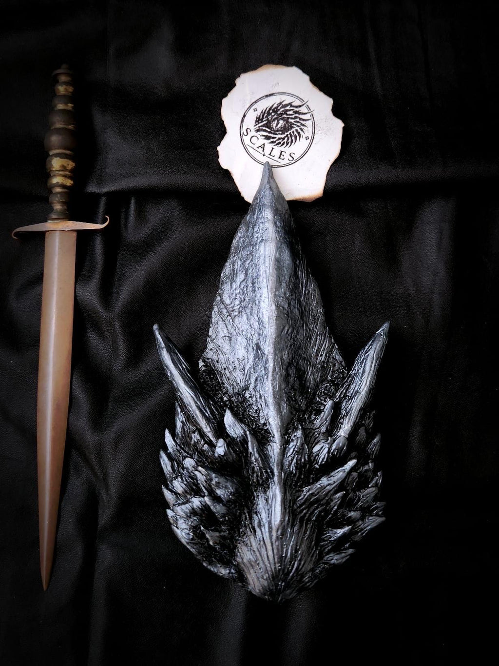     Écaille de Silverwing argentée sculptée et peinte à la main