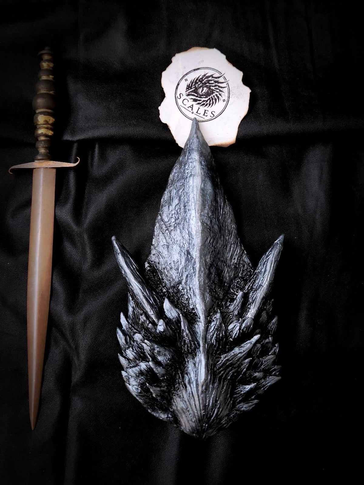     Écaille de Silverwing argentée sculptée et peinte à la main