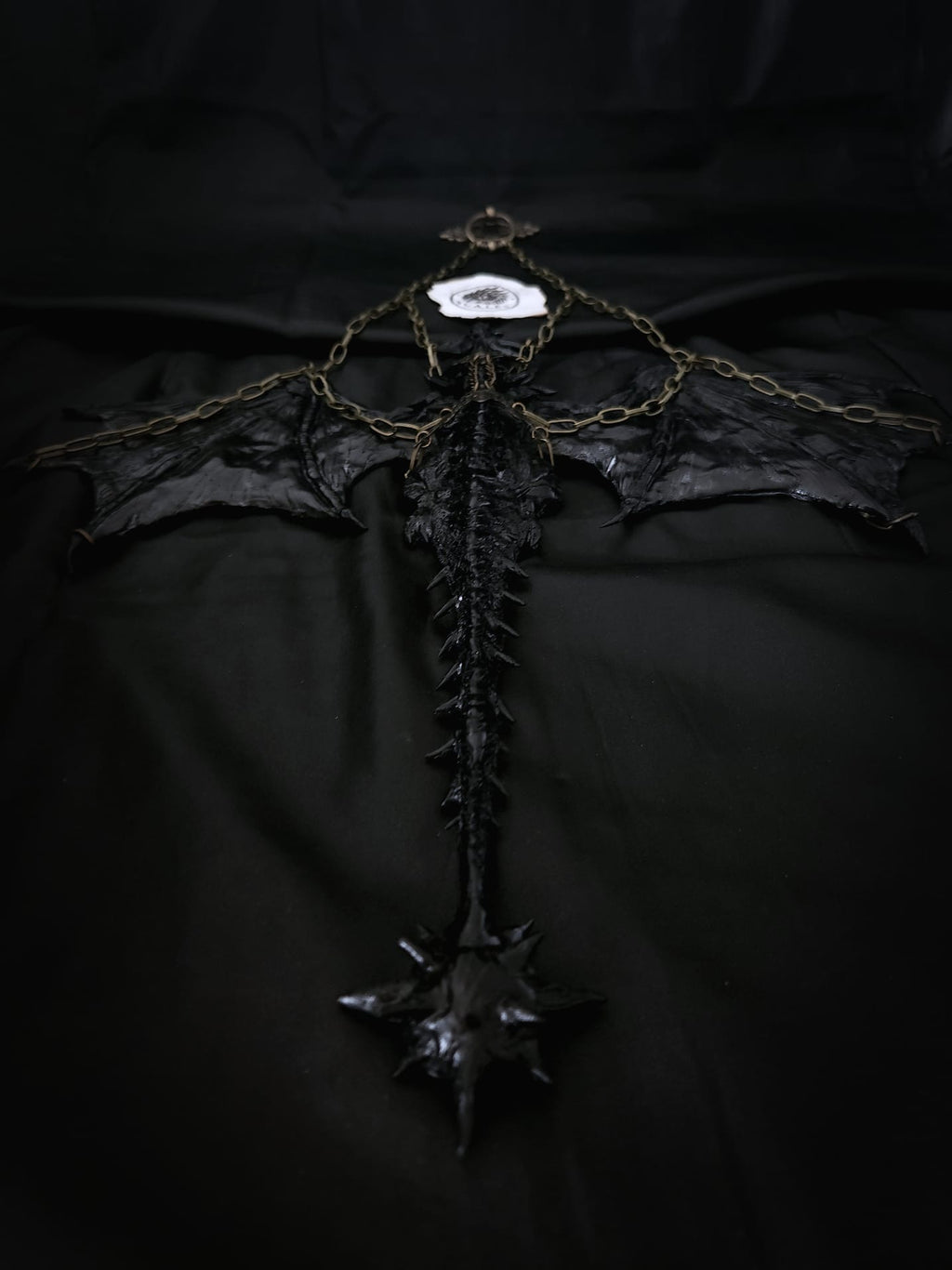     Sculpture suspendue de Tairn avec ailes déployées et chaînes métalliques – Scales