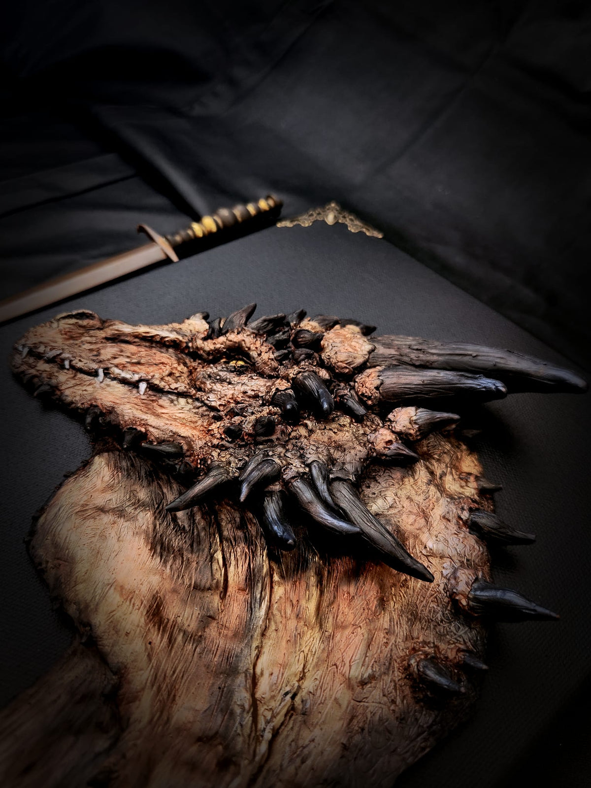 Détails de la sculpture de Vermithor peinte à la main – Scales