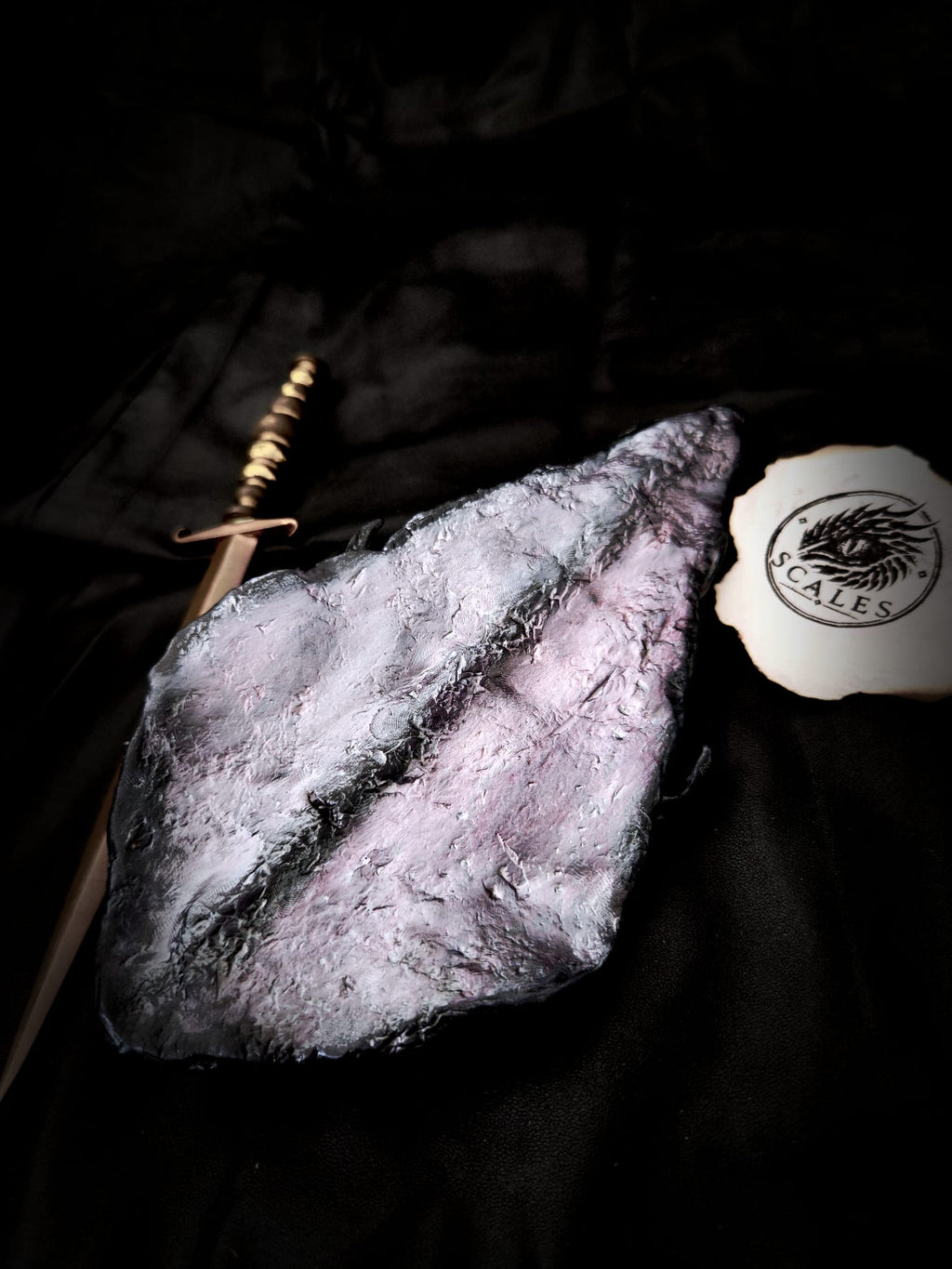 Écaille de Morning – Relique de dragon faite main, avec ou sans harnais en cuir