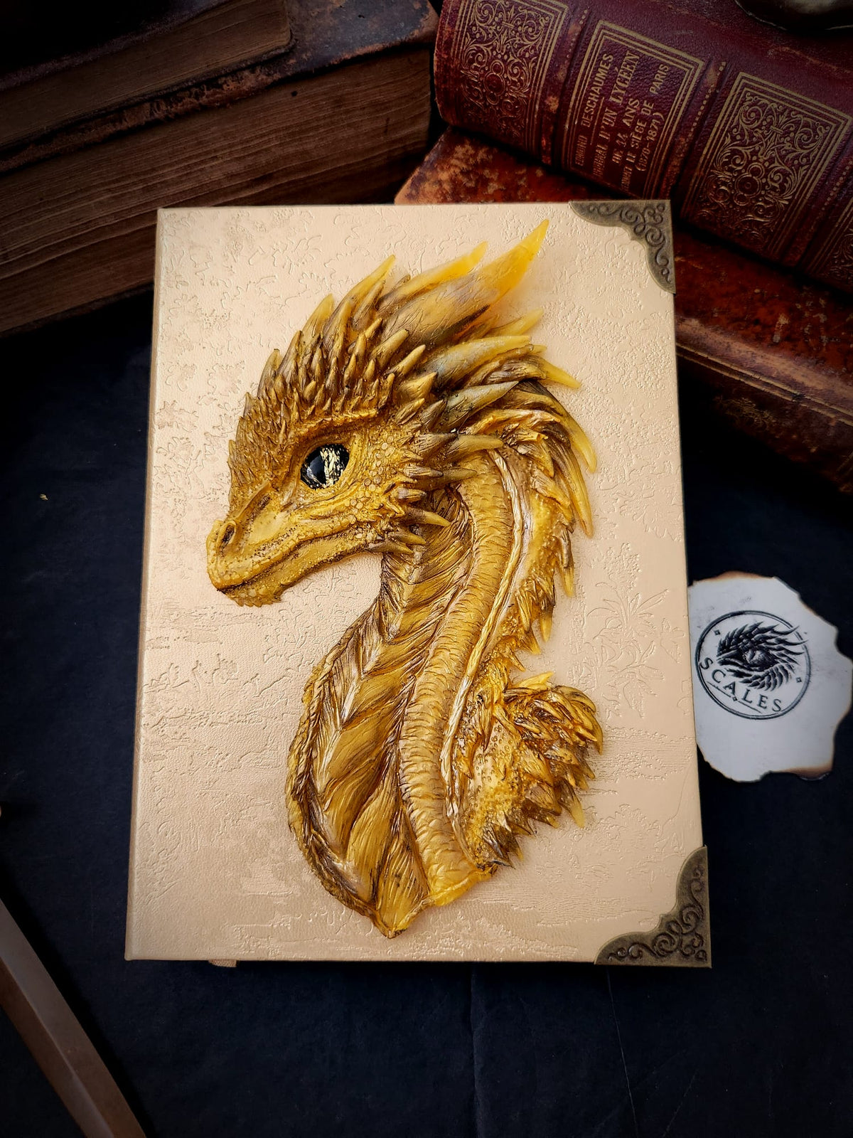 Carnet A5 doré avec sculpture d’Andarna juvénile peinte à la main – Scales
