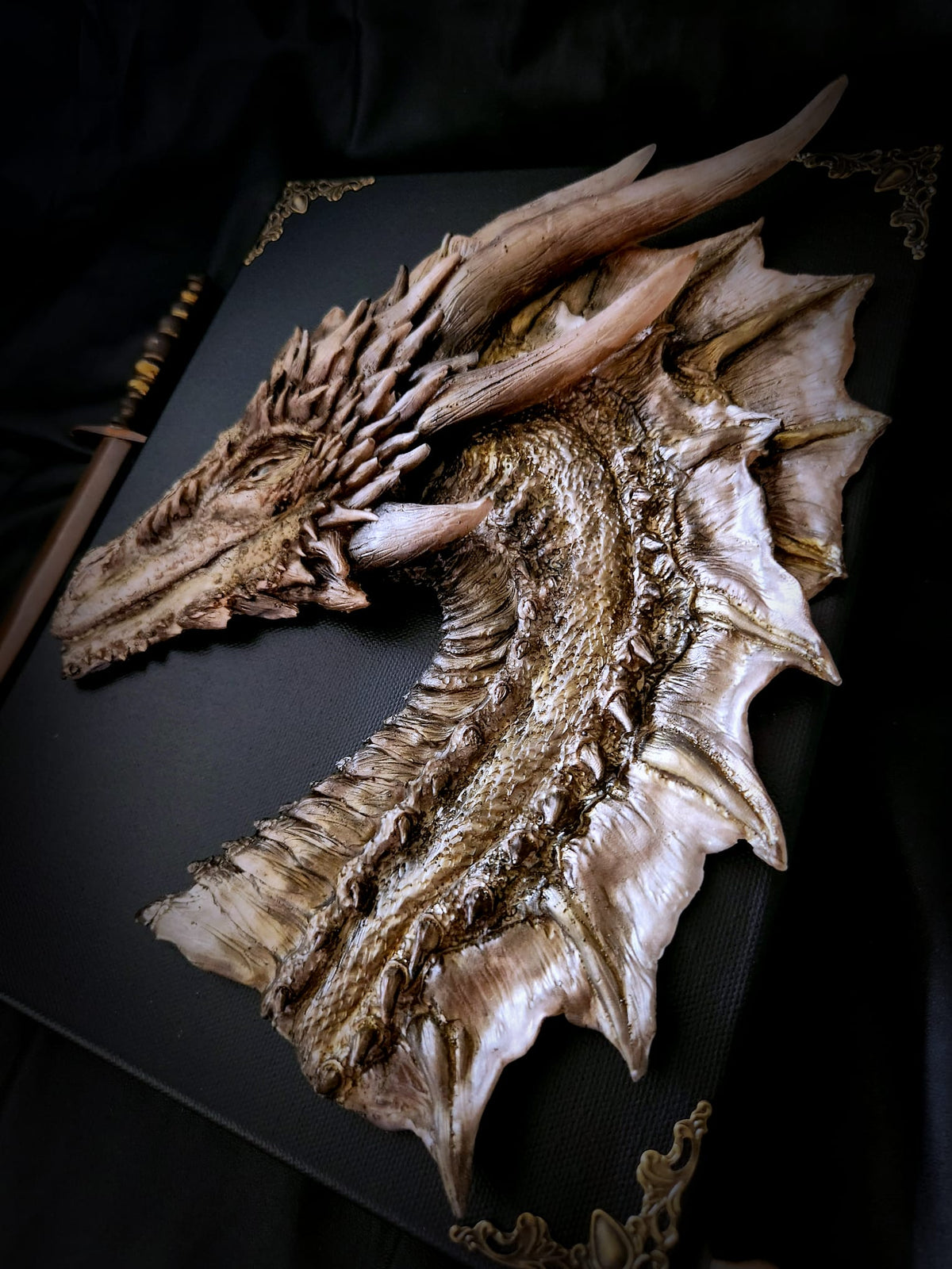 Sculpture murale de Viserion peinte à la main sur toile noire 24 x 30 cm – Scales