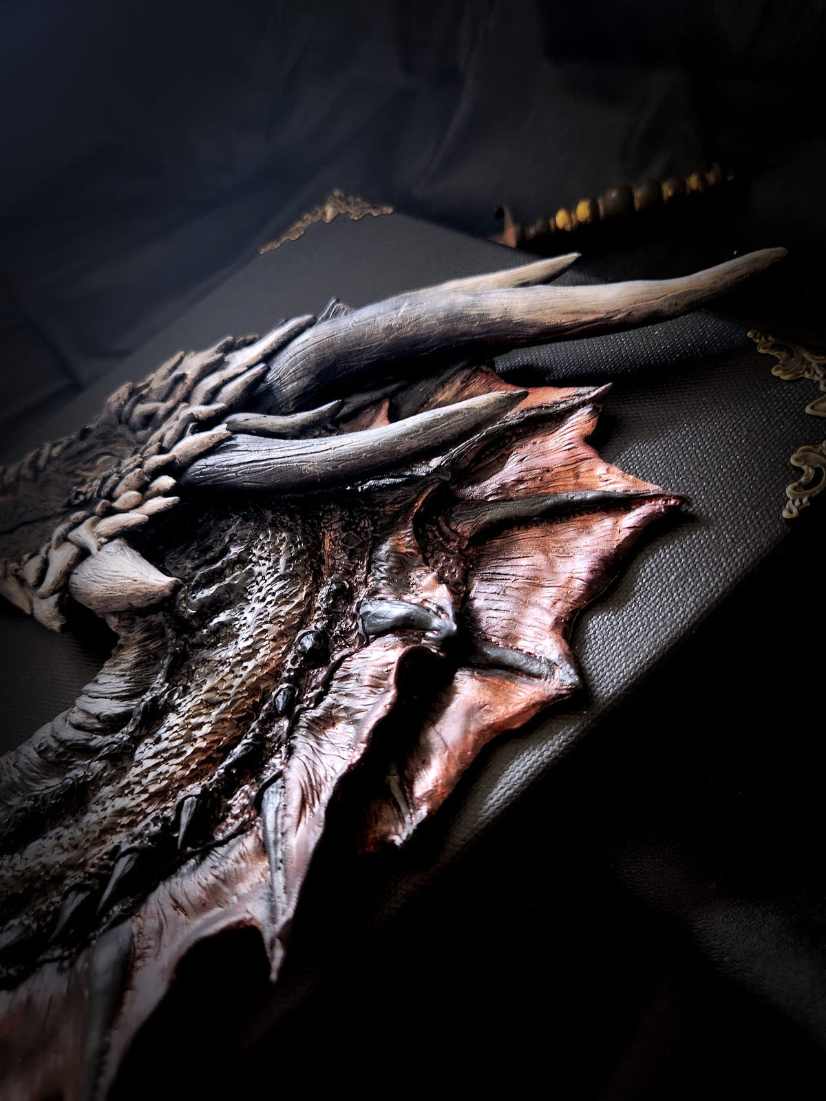 Sculpture murale de Drogon peinte à la main sur toile noire 24 x 30 cm – Scales