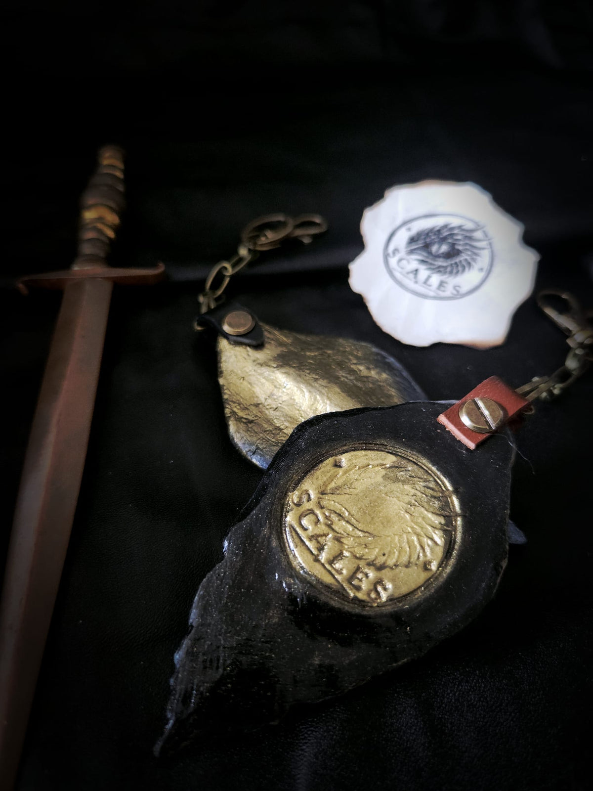 Porte-clés Sunfyre avec écaille de dragon doré peinte à la main détails – Scales