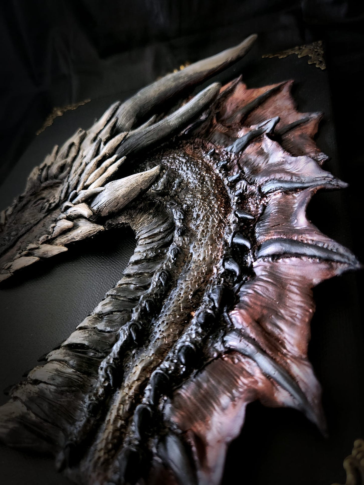 Sculpture murale de Drogon peinte à la main sur toile noire 24 x 30 cm – Scales