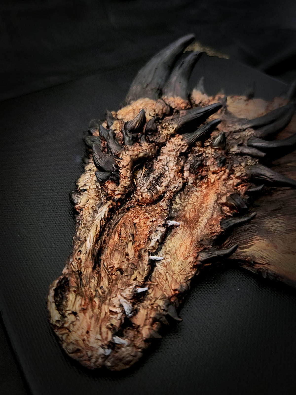 Détails de la sculpture de Vermithor peinte à la main – Scales