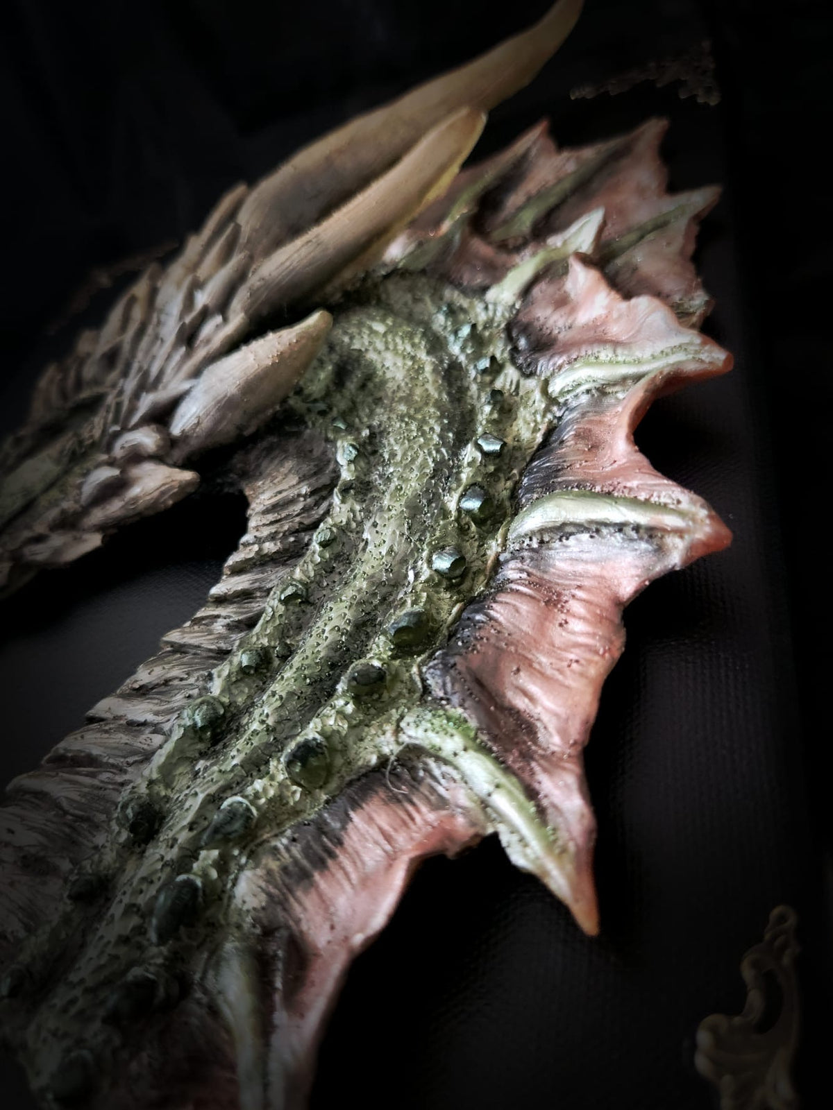 Sculpture murale de Rhaegal peinte à la main sur toile noire 24 x 30 cm – Scales