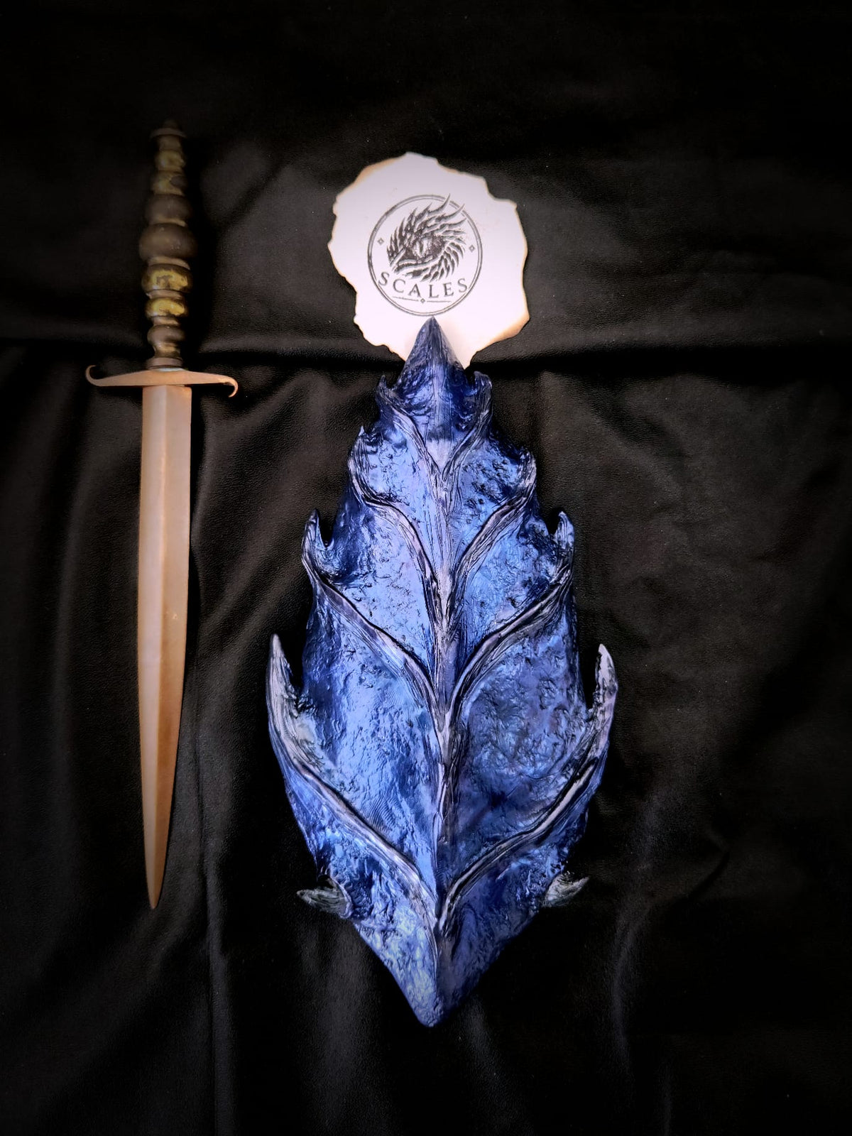 Écaille de dragon Sgaeyl bleue sculptée et peinte à la main – Scales