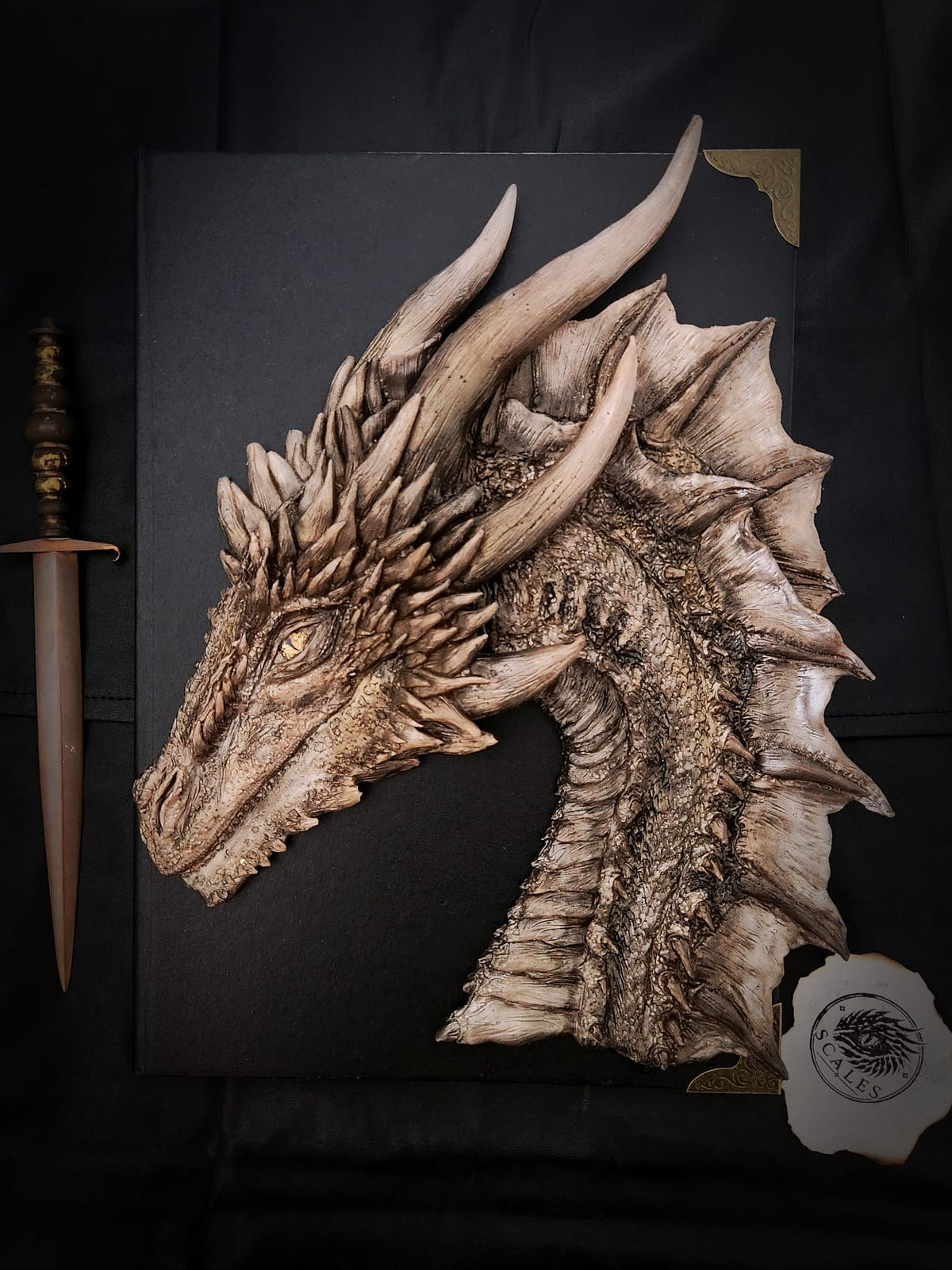Sculpture de Viserion peinte à la main sur sketchbook A4 – Scales