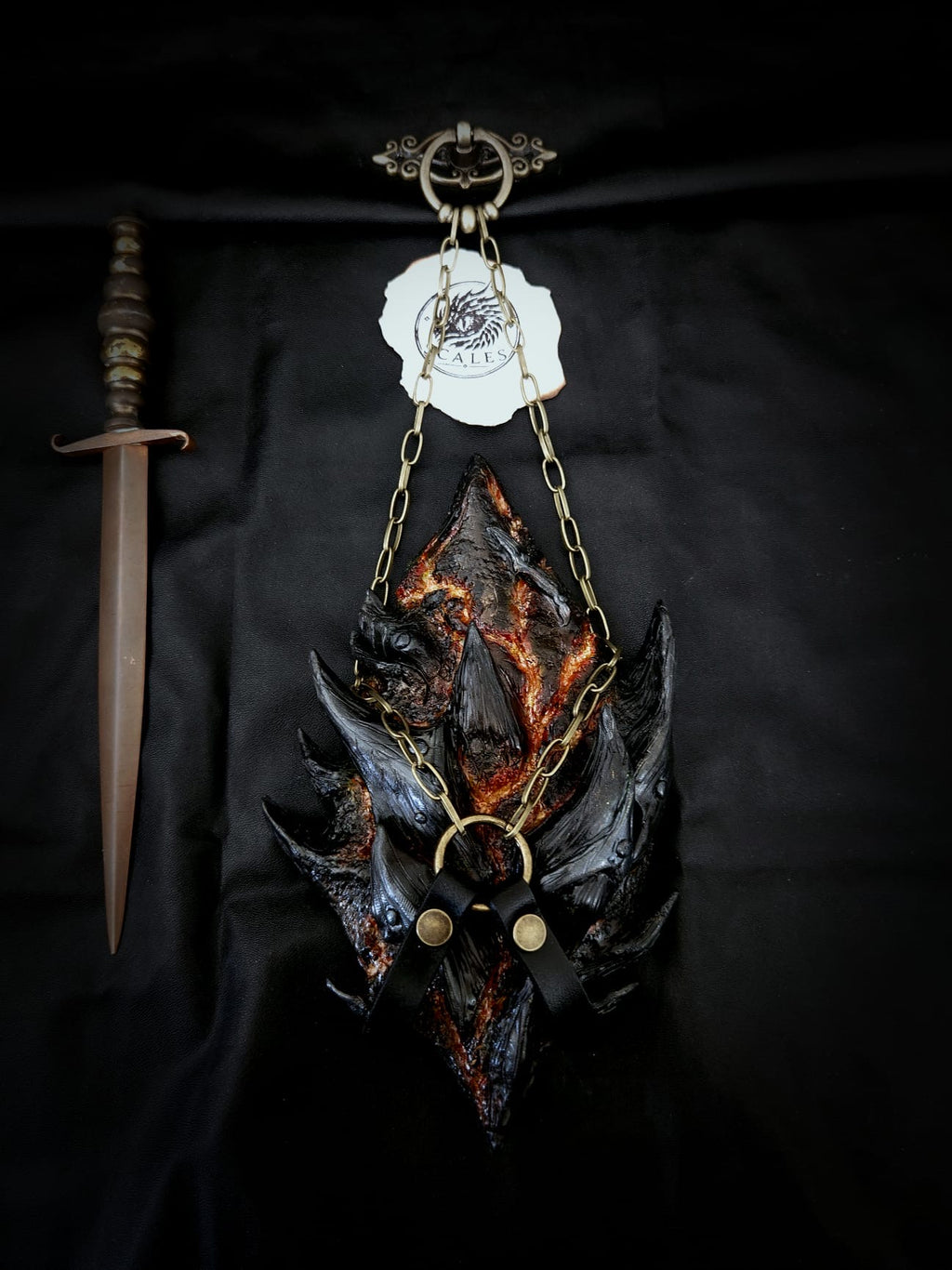 Écaille de Deathwing noire et incandescente avec harnais en cuir et chaîne – Scales