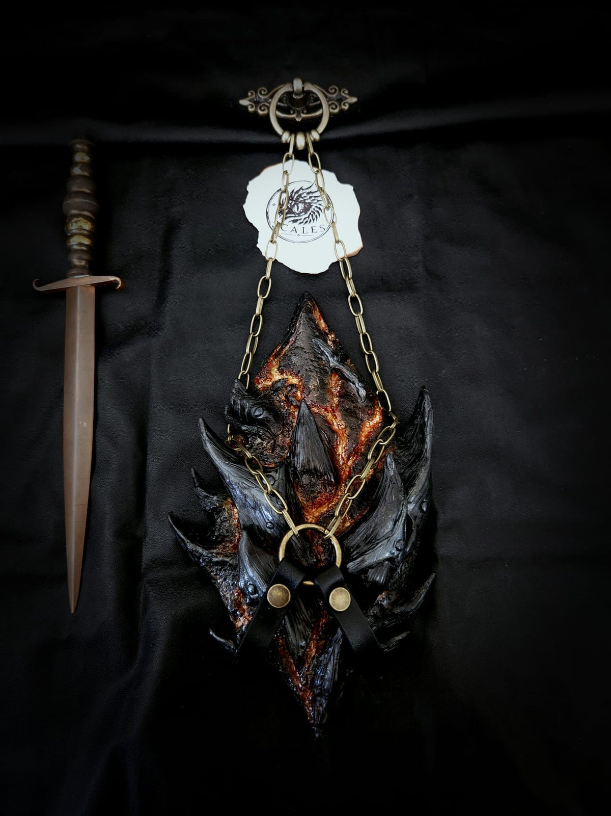 Écaille de Deathwing noire et incandescente avec harnais en cuir et chaîne – Scales