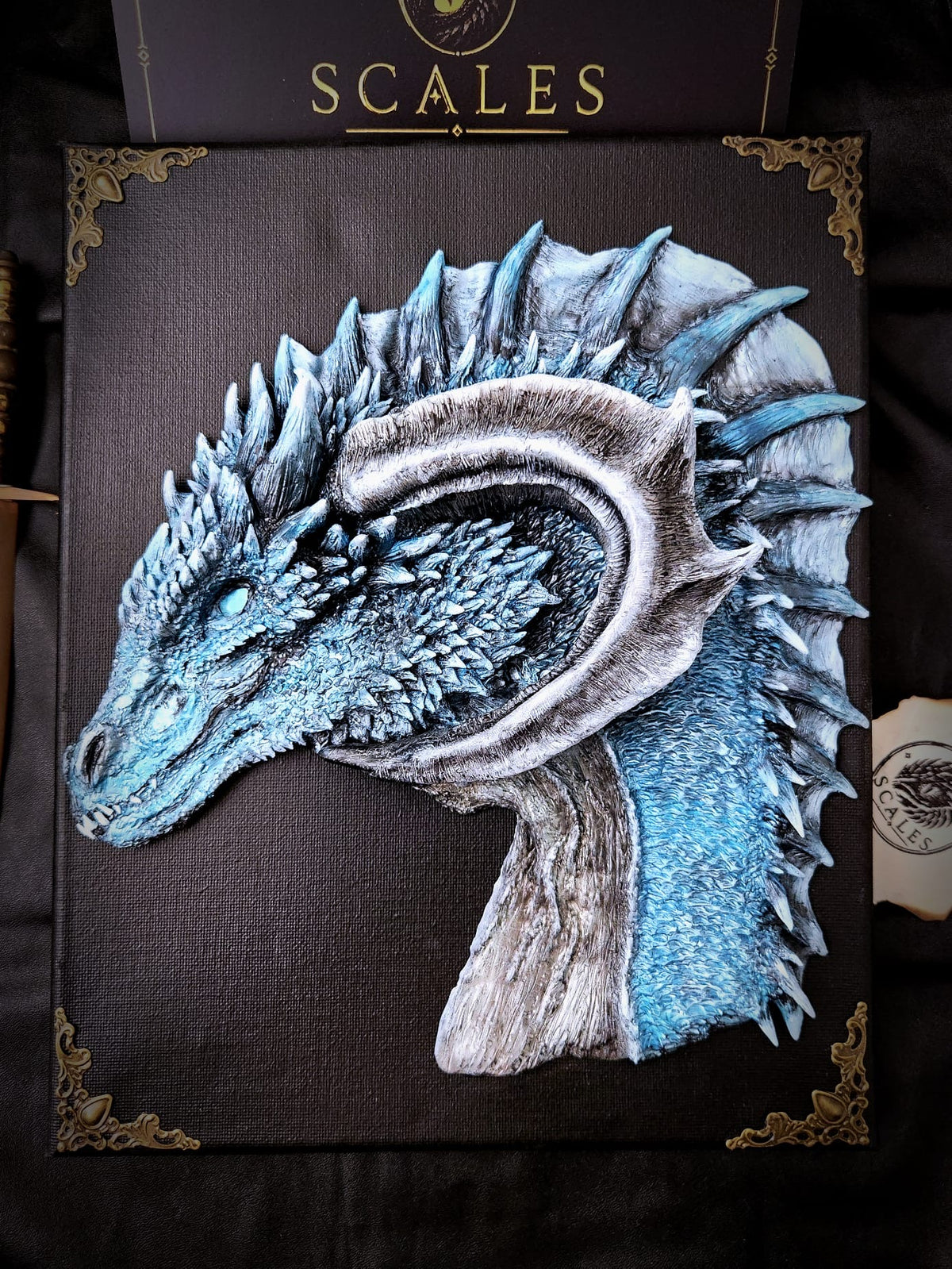 Sculpture murale de dragon Aragon faite et peinte à la main sur support noir – Scales
