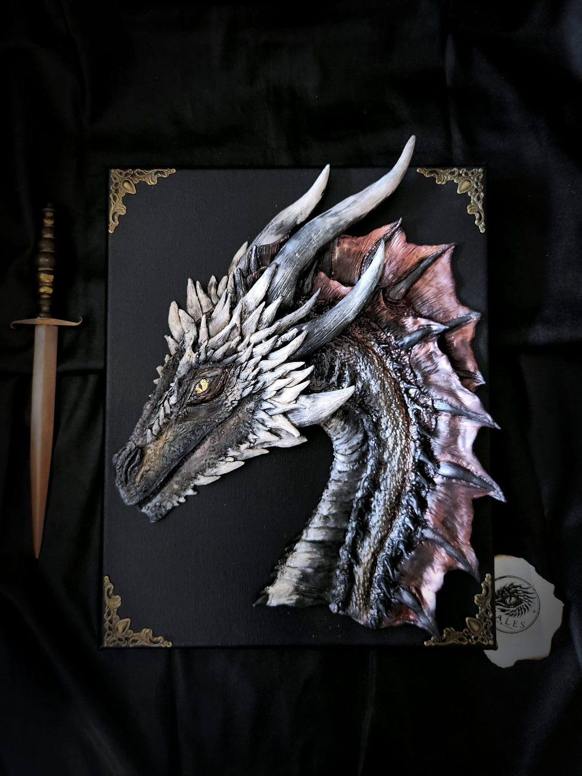 Sculpture murale de Drogon peinte à la main sur toile noire 24 x 30 cm – Scales