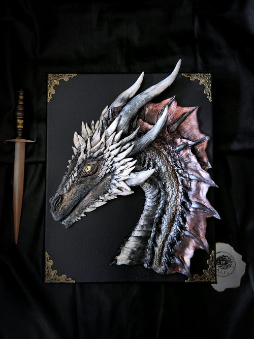 Sculpture murale de Drogon peinte à la main sur toile noire 24 x 30 cm – Scales