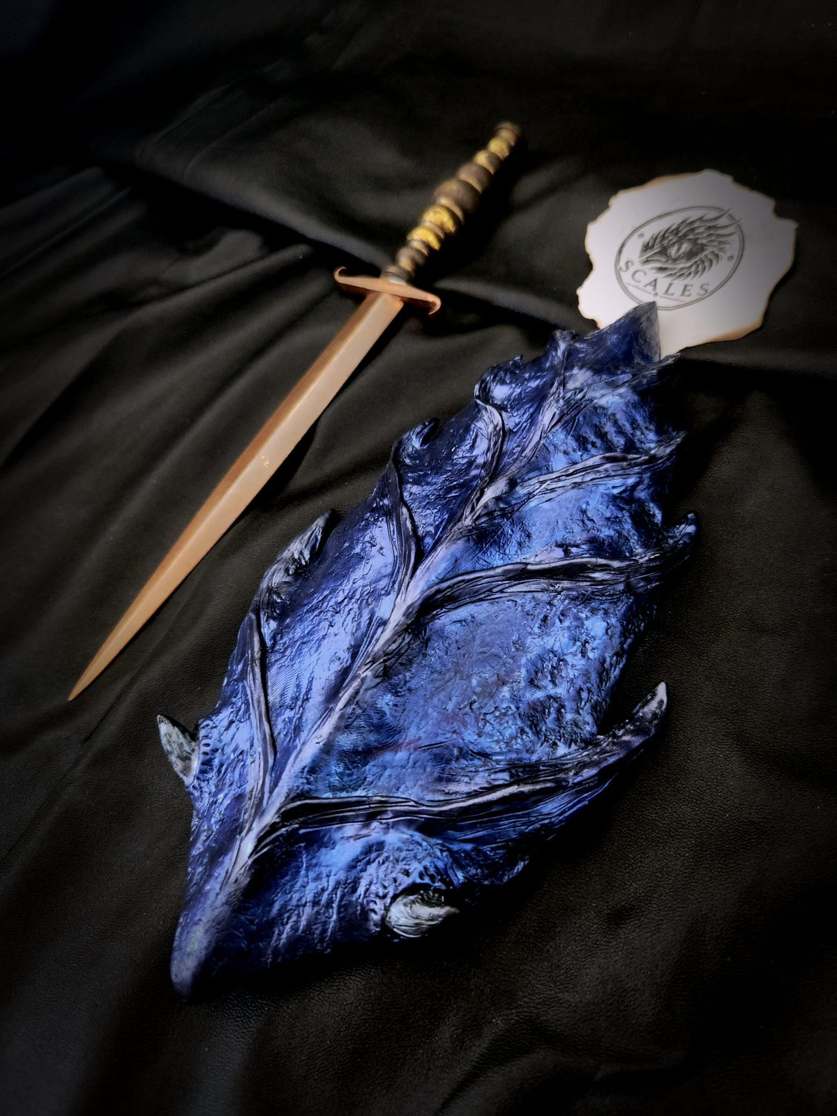 Écaille de dragon Sgaeyl bleue sculptée et peinte à la main – Scales