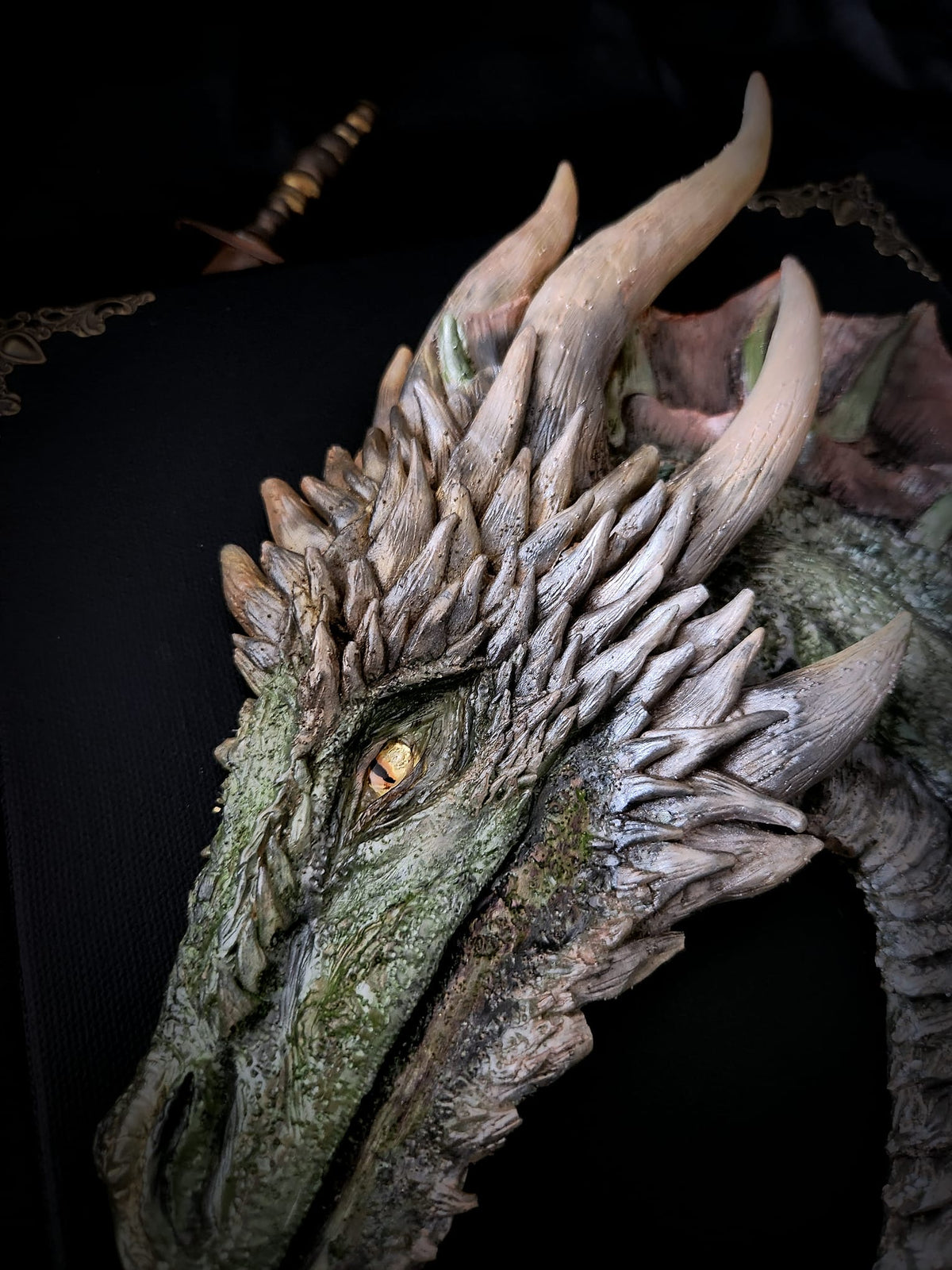 Sculpture murale de Rhaegal peinte à la main sur toile noire 24 x 30 cm – Scales
