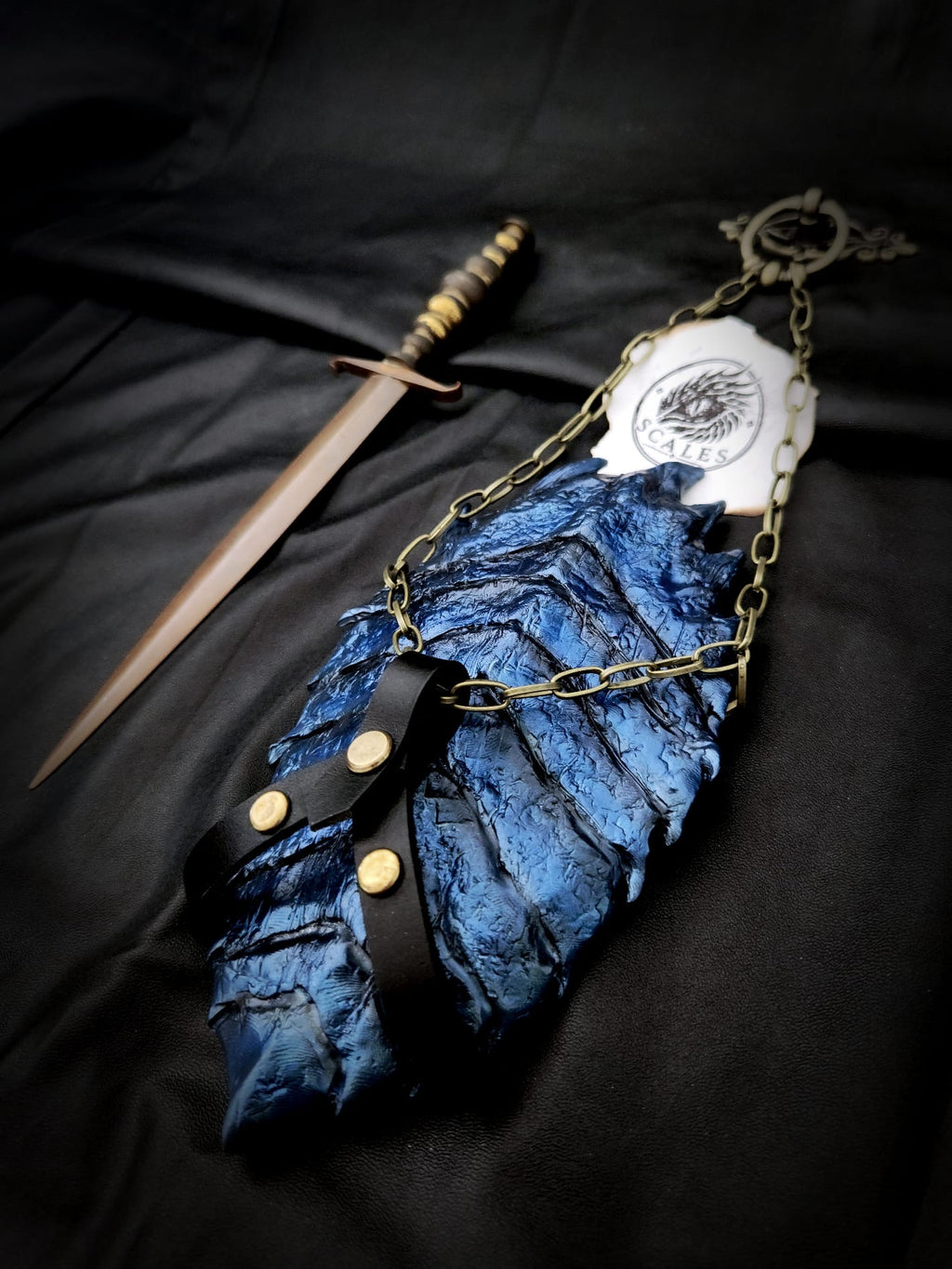 Détails et textures de l’écaille de Saphira peinte à la main – Scales