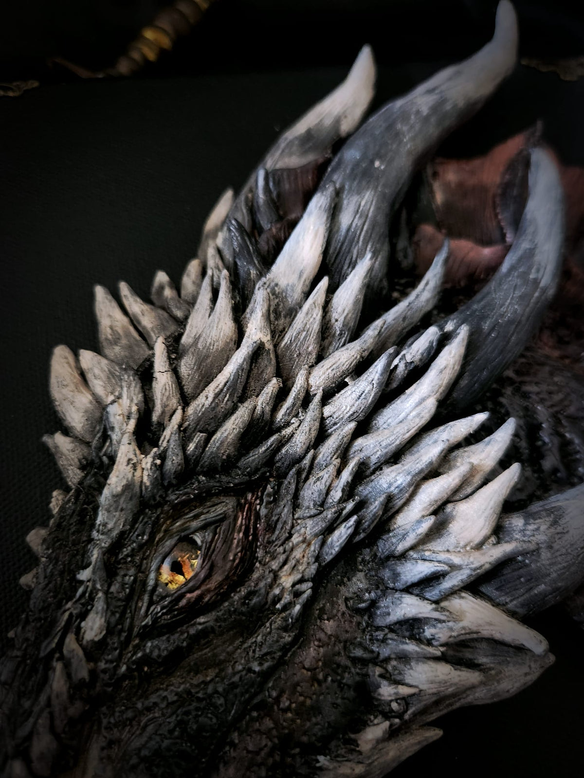 Sculpture murale de Drogon peinte à la main sur toile noire 24 x 30 cm – Scales