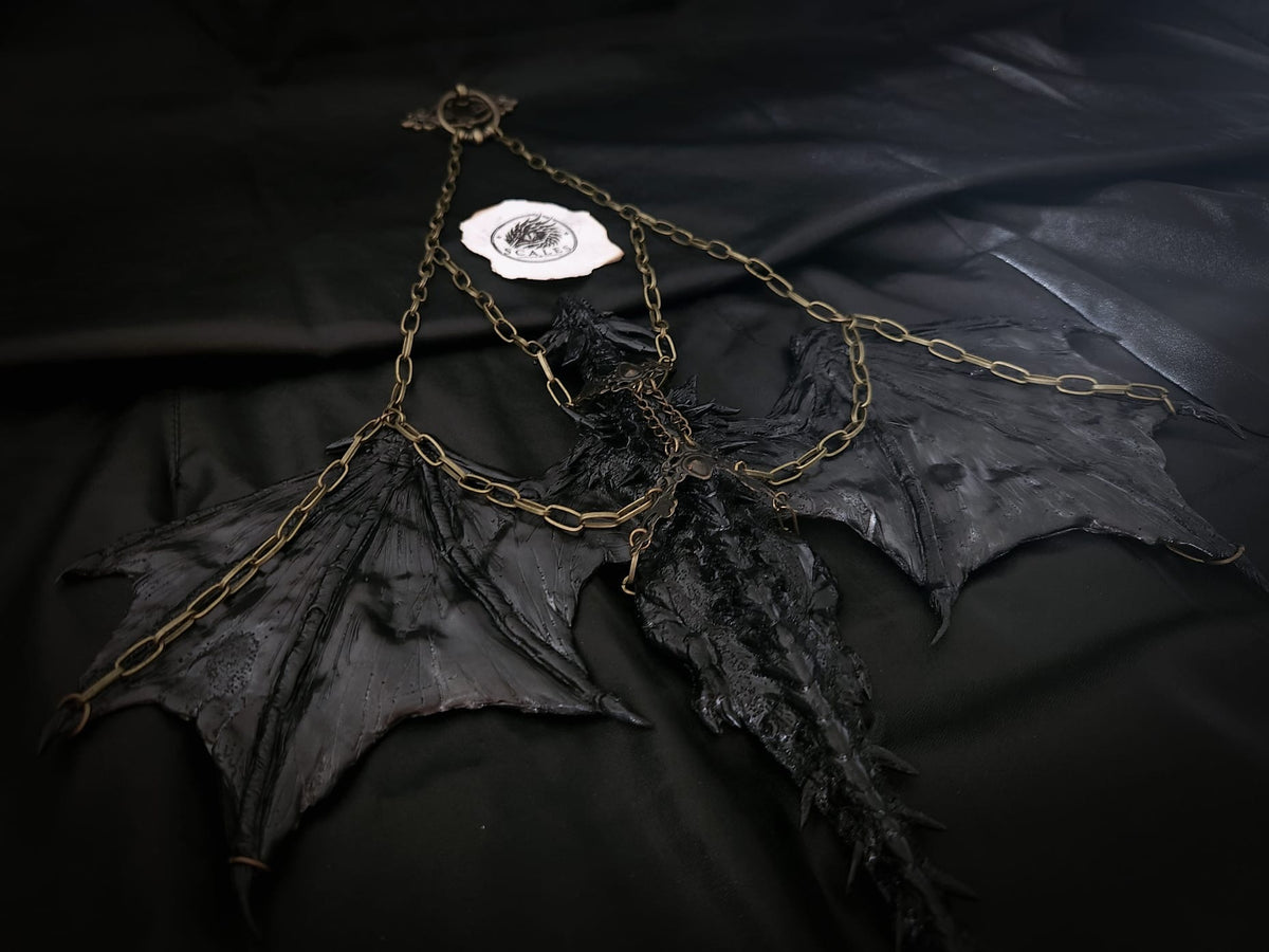     Sculpture suspendue de Tairn avec ailes déployées et chaînes métalliques – Scales