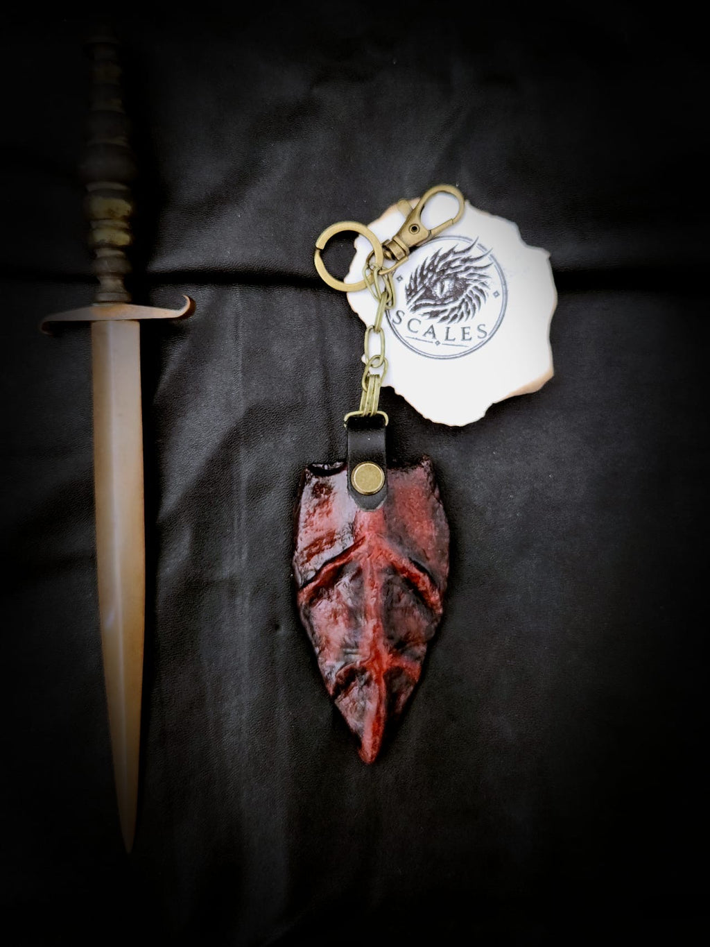 Porte-clés Caraxes avec écaille de dragon rouge peinte à la main – Scales