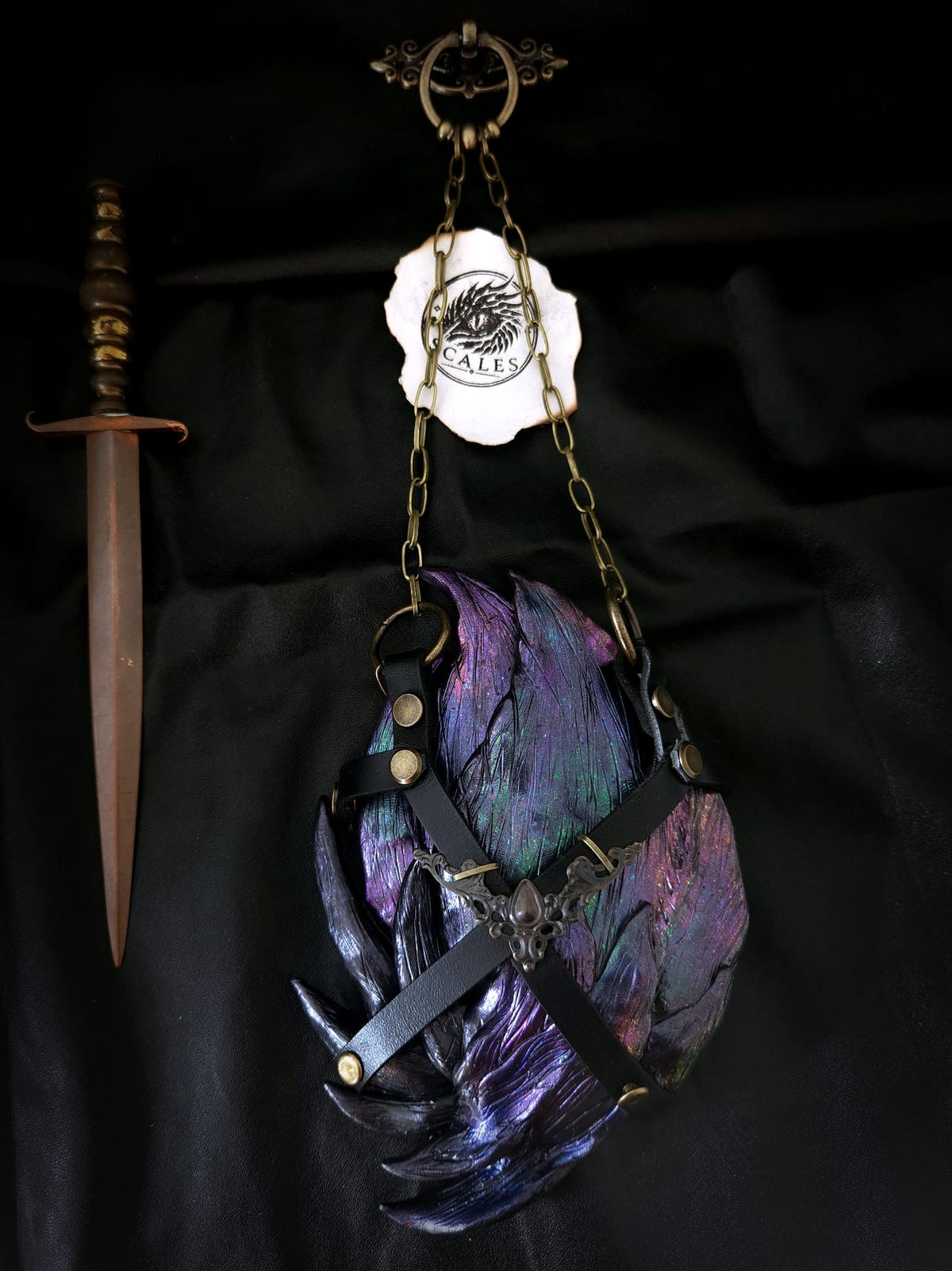 Écaille Andarna Irid iridescente avec harnais en cuir noir – Scales