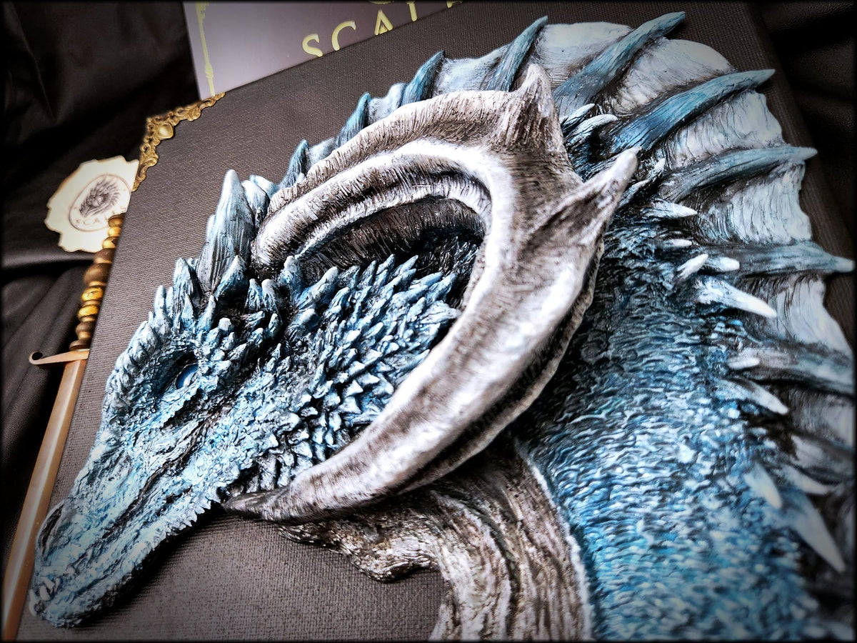 Détails de la sculpture de dragon Aragon peinte à la main – Scales