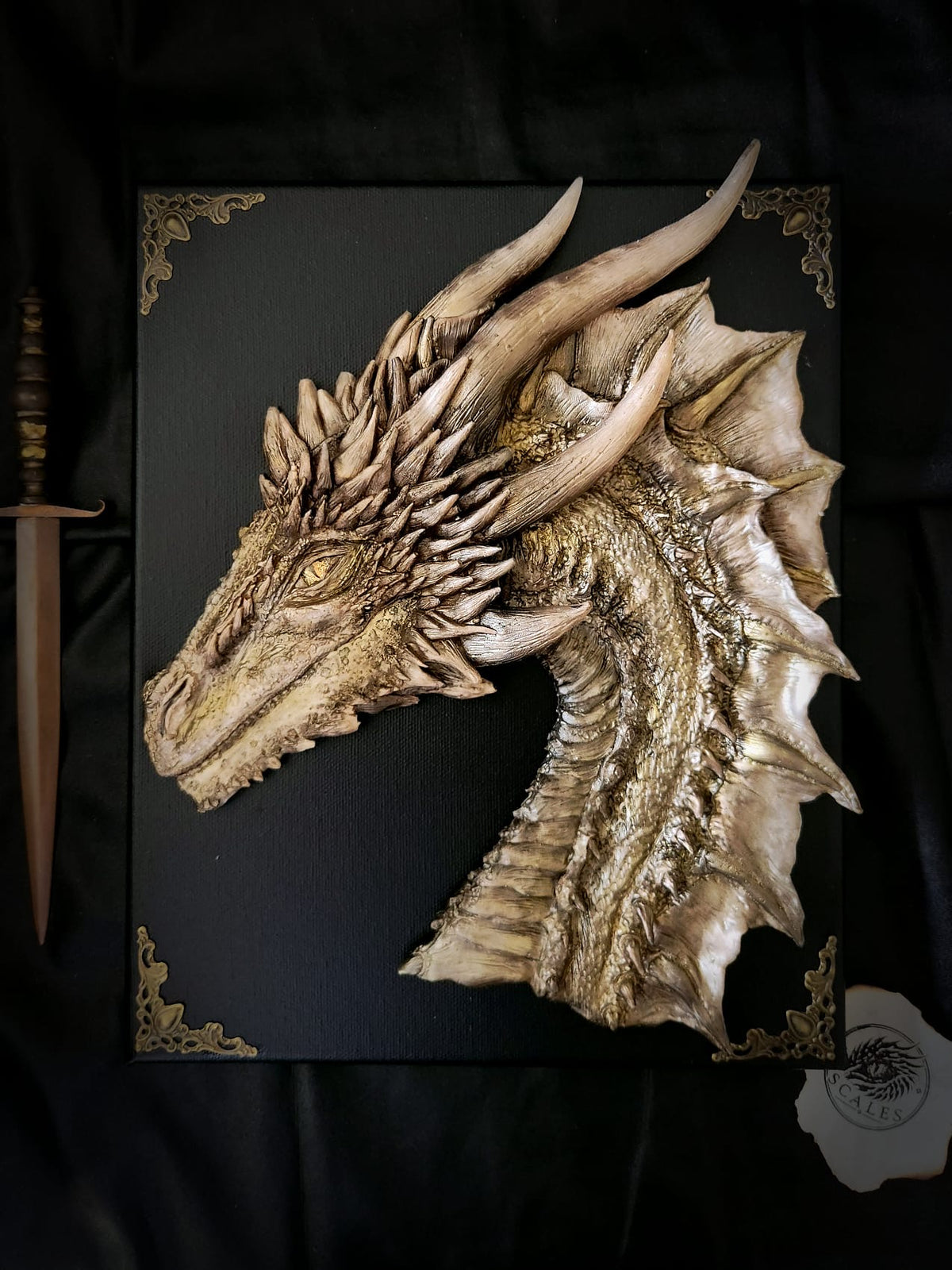 Sculpture murale de Viserion peinte à la main sur toile noire 24 x 30 cm – Scales
