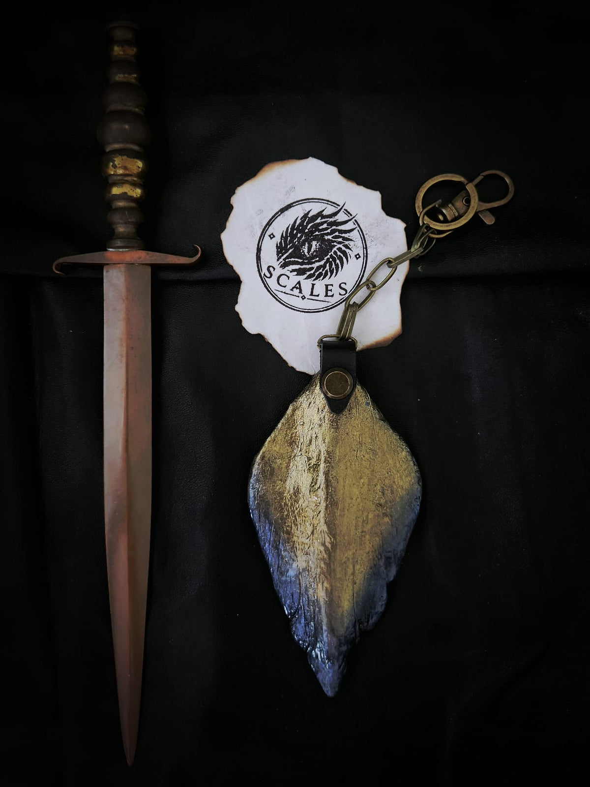 Porte-clés Sunfyre avec écaille de dragon doré peinte à la main – Scales