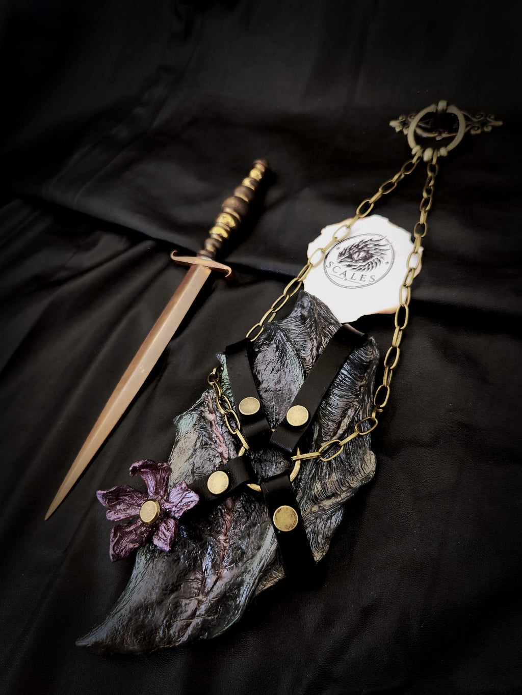Écaille d’Abraxos avec harnais en cuir noir, chaînes et fleur décorative – Scales