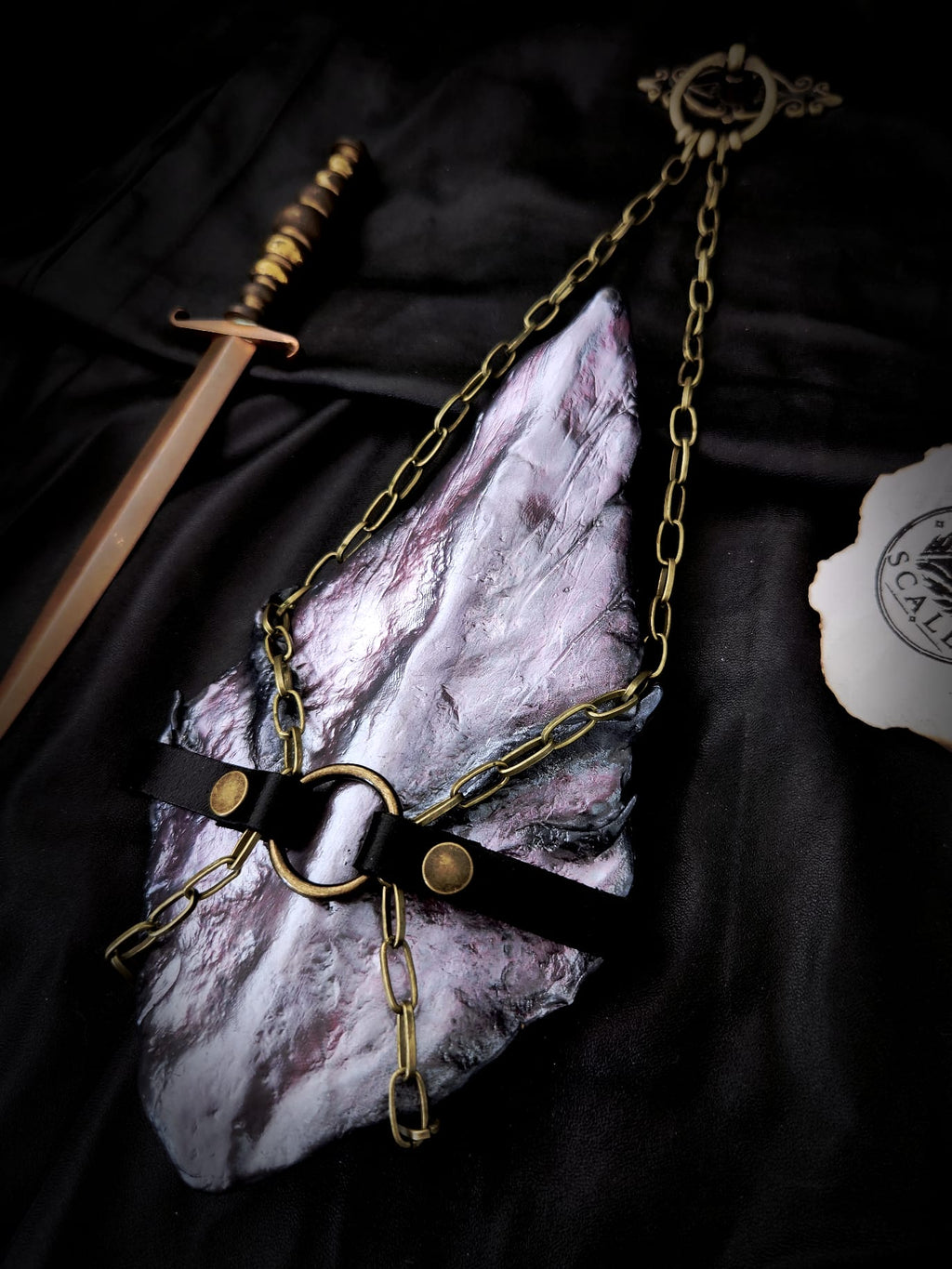 Écaille de Morning – Relique de dragon faite main, avec ou sans harnais en cuir
