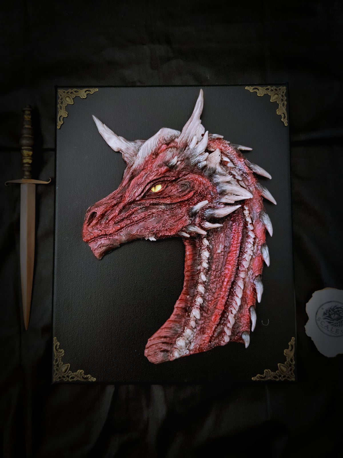 Sculpture de Caraxes peinte à la main sur toile noire 24 x 30 cm – Scales