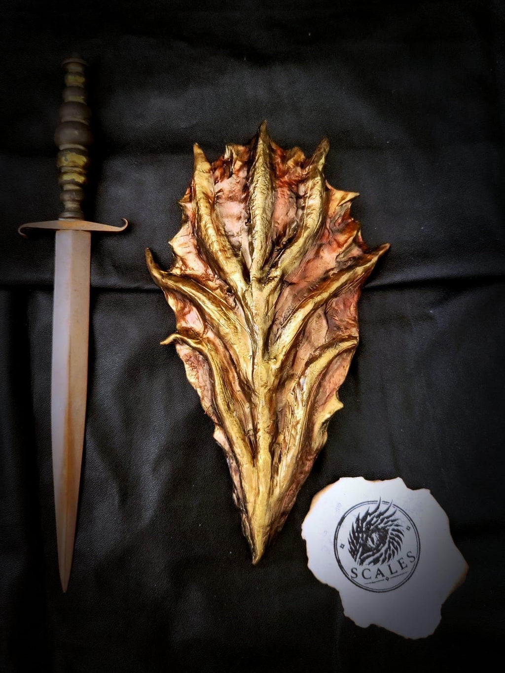  Écaille de Smaug sculptée et peinte à la main