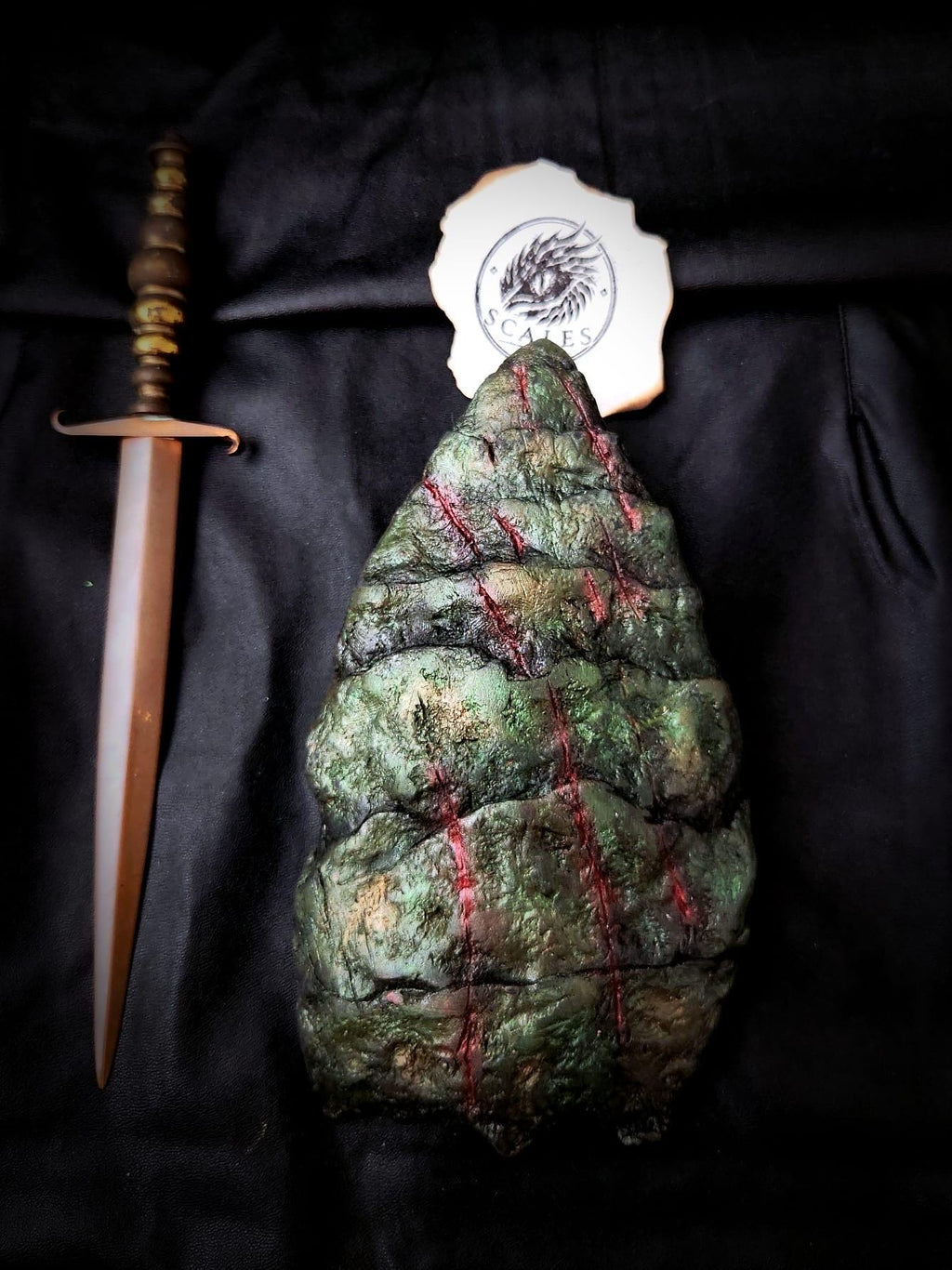 Écaille de Vhagar verte sculptée et peinte à la main