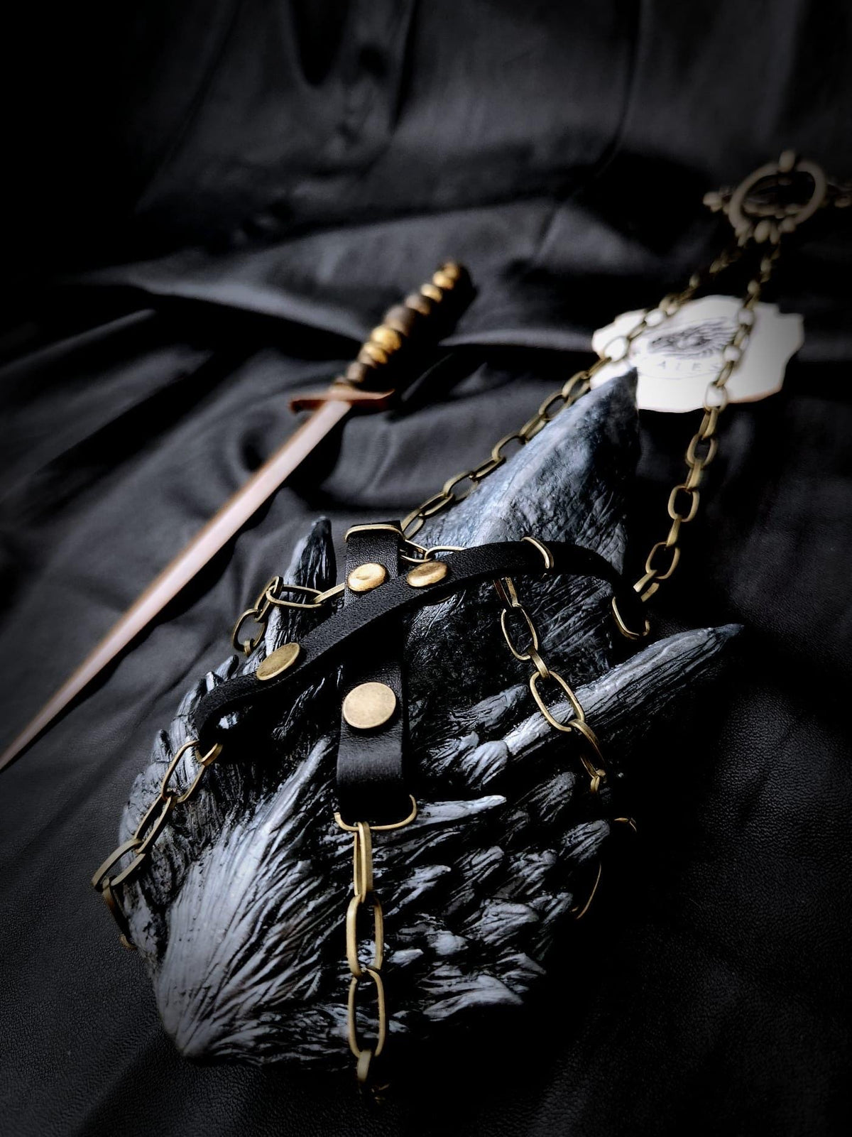     Écaille de Silverwing avec harnais en cuir et chaîne