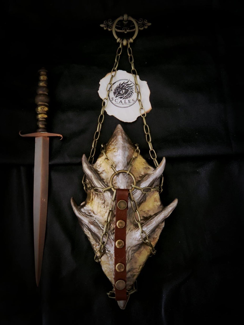 Écaille de Viserion avec harnais en cuir de vachette