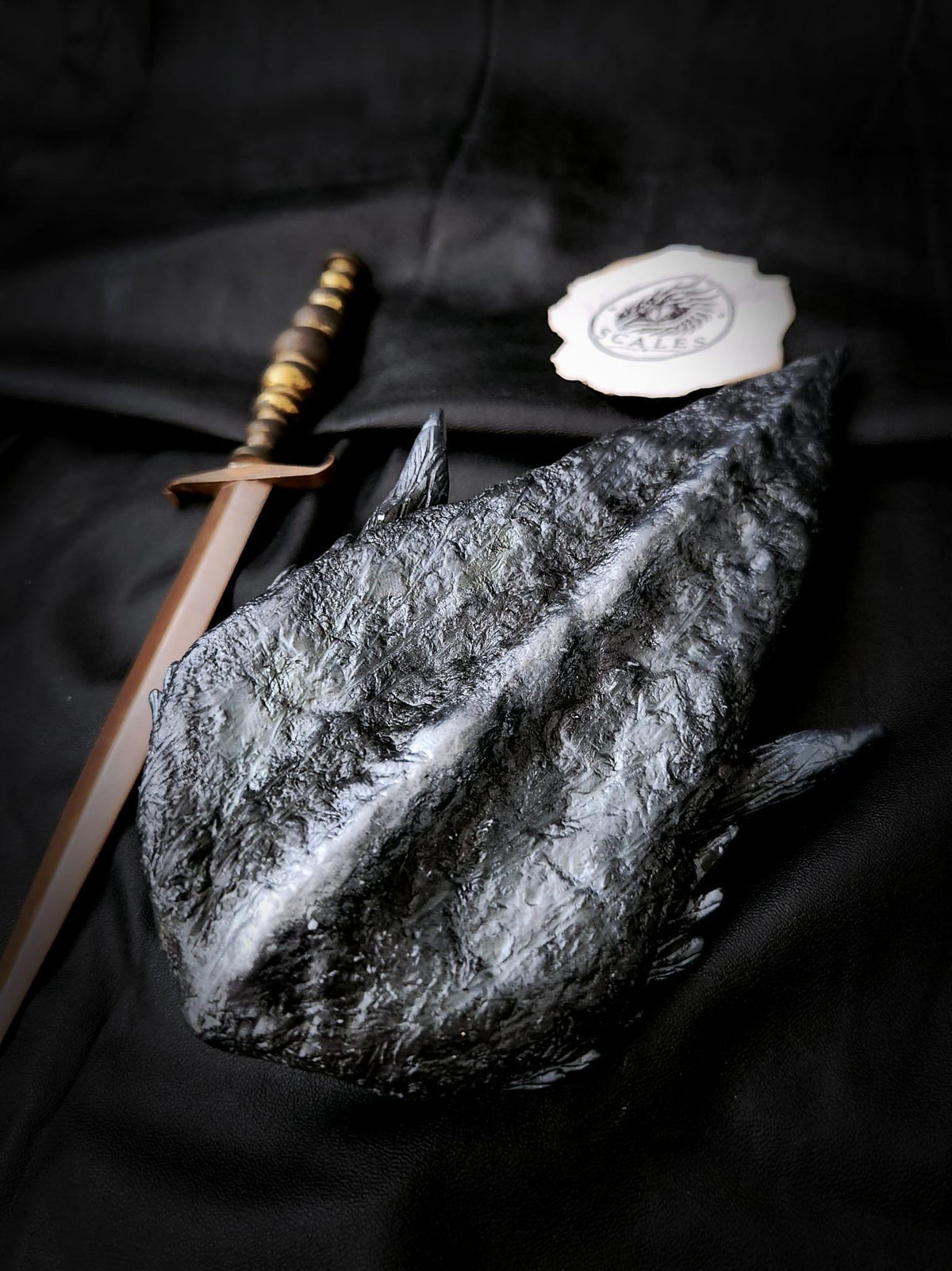     Écaille de Silverwing argentée sculptée et peinte à la main