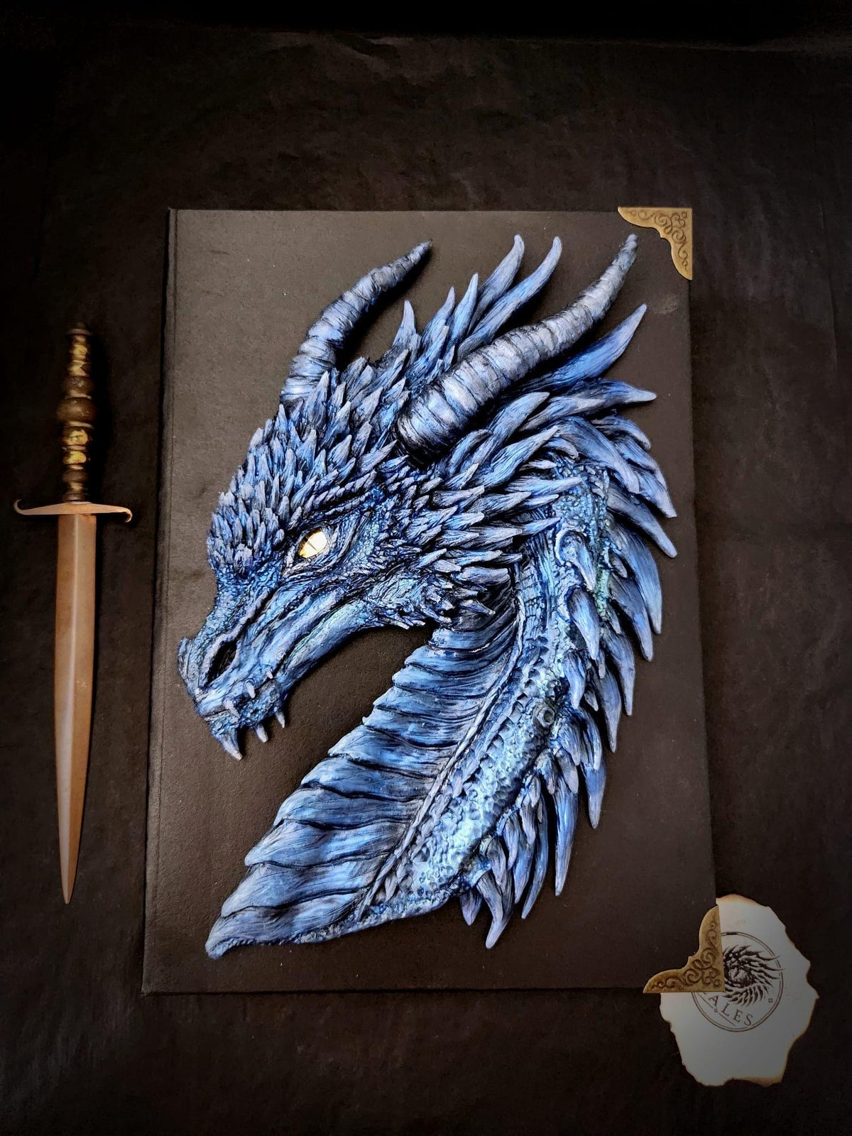 Sketchbook A4 Sgaeyl avec sculpture de dragon peinte à la main – Scales