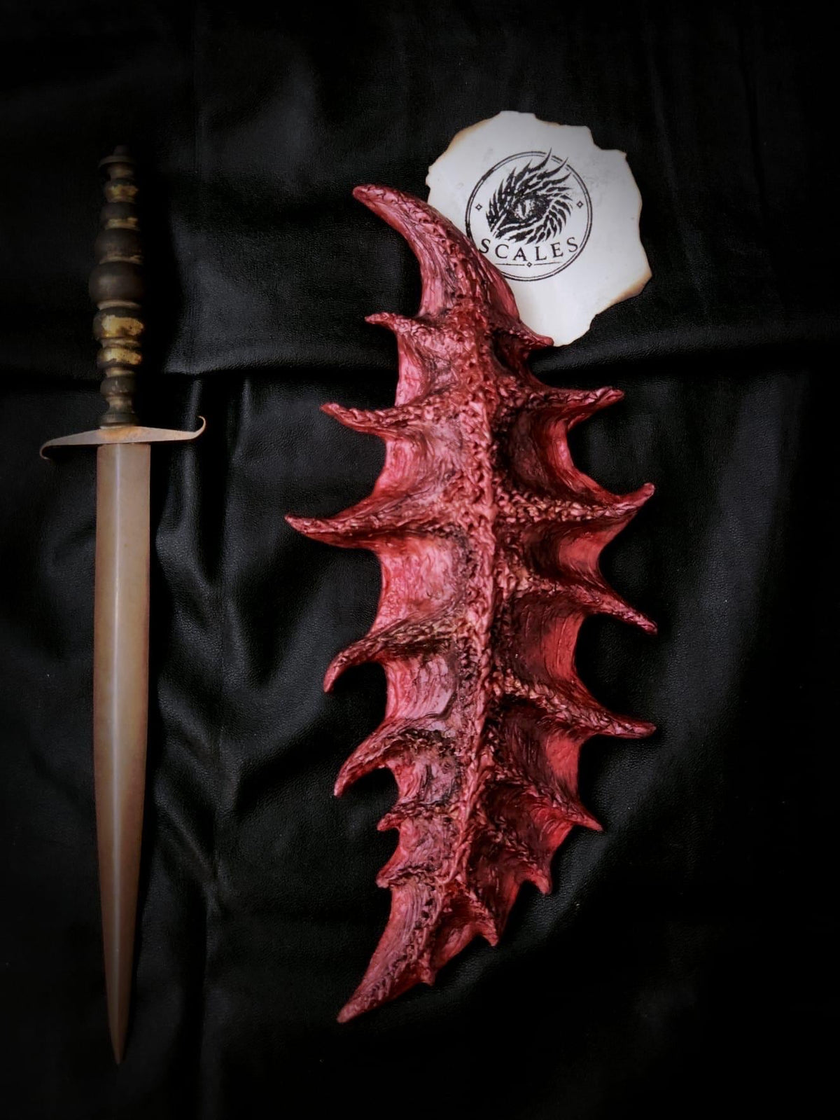 Écaille de Caraxes rouge, pièce unique artisanale