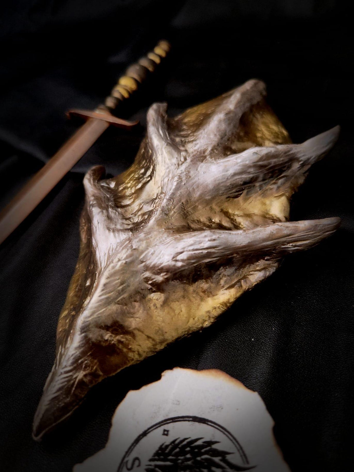 Détail des reliefs et nuances claires de l’écaille de Viserion
