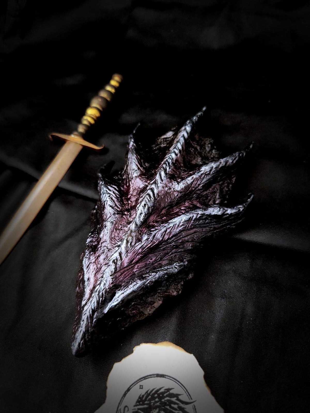 Détail des reliefs et reflets sombres de l’écaille de Drogon