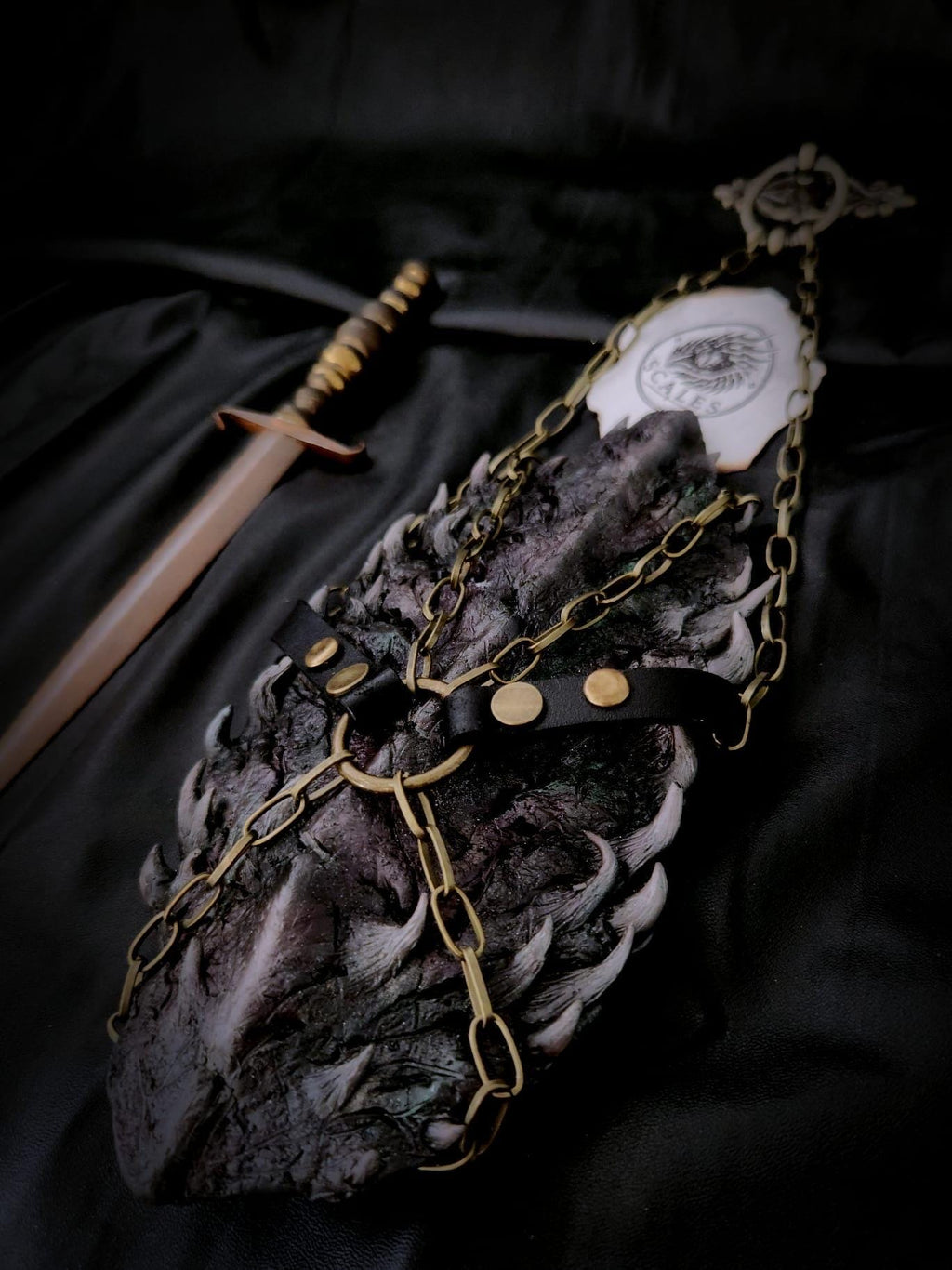 Écaille de Balerion avec harnais en cuir de vachette et chaîne