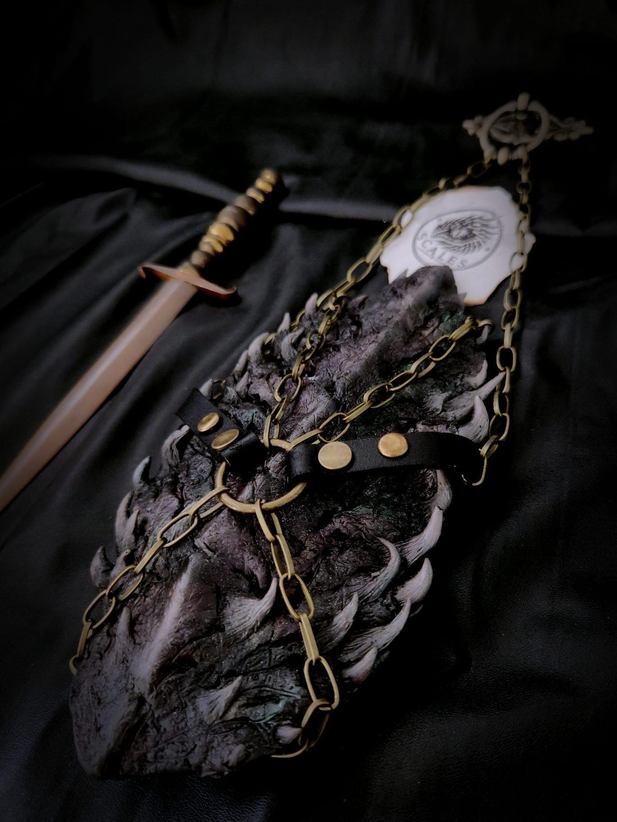 Écaille de Balerion avec harnais en cuir de vachette et chaîne