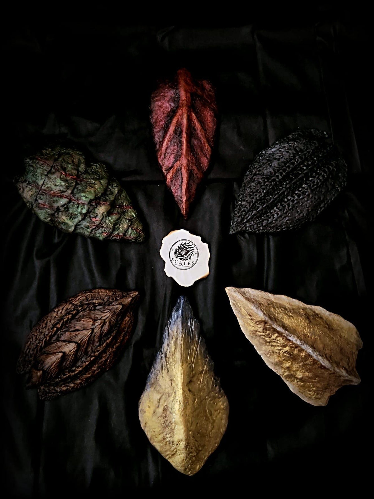 Collection d'écailles de dragon artisanales Scales, peintes à la main.