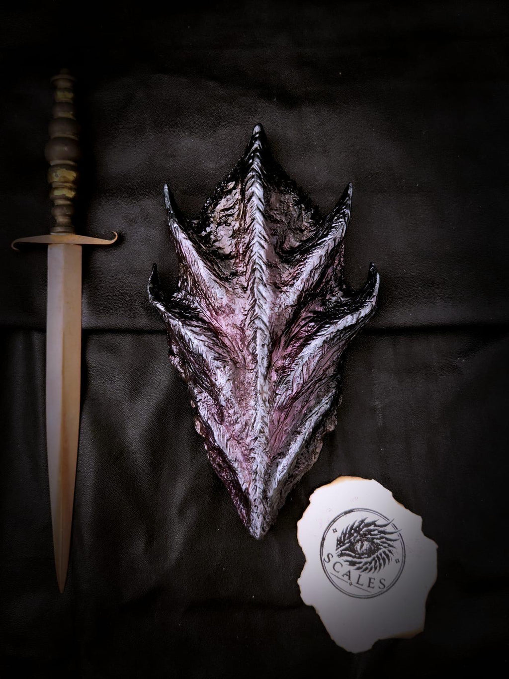 Écaille de Drogon noire et rouge sculptée et peinte à la main