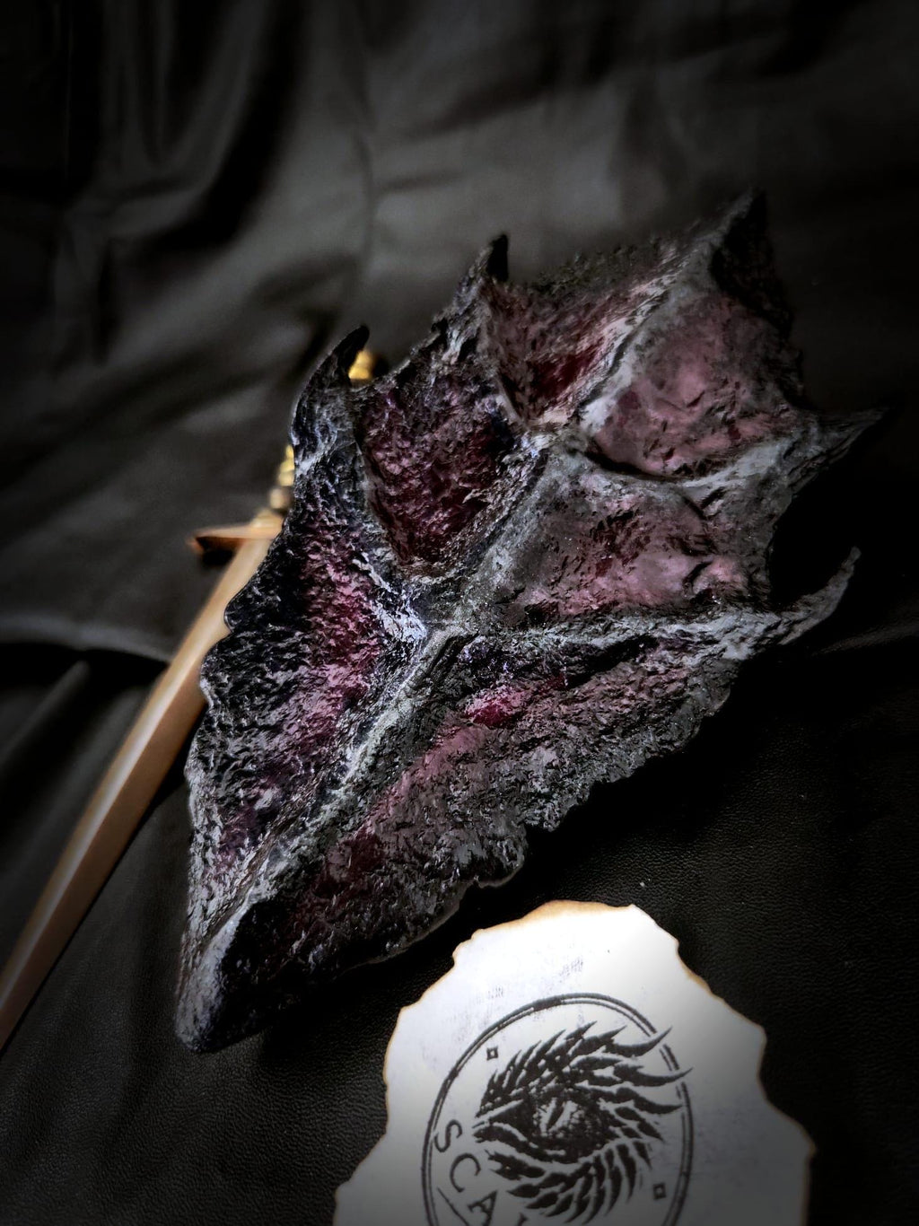 Détail des reliefs et reflets sombres de l’écaille de Drogon