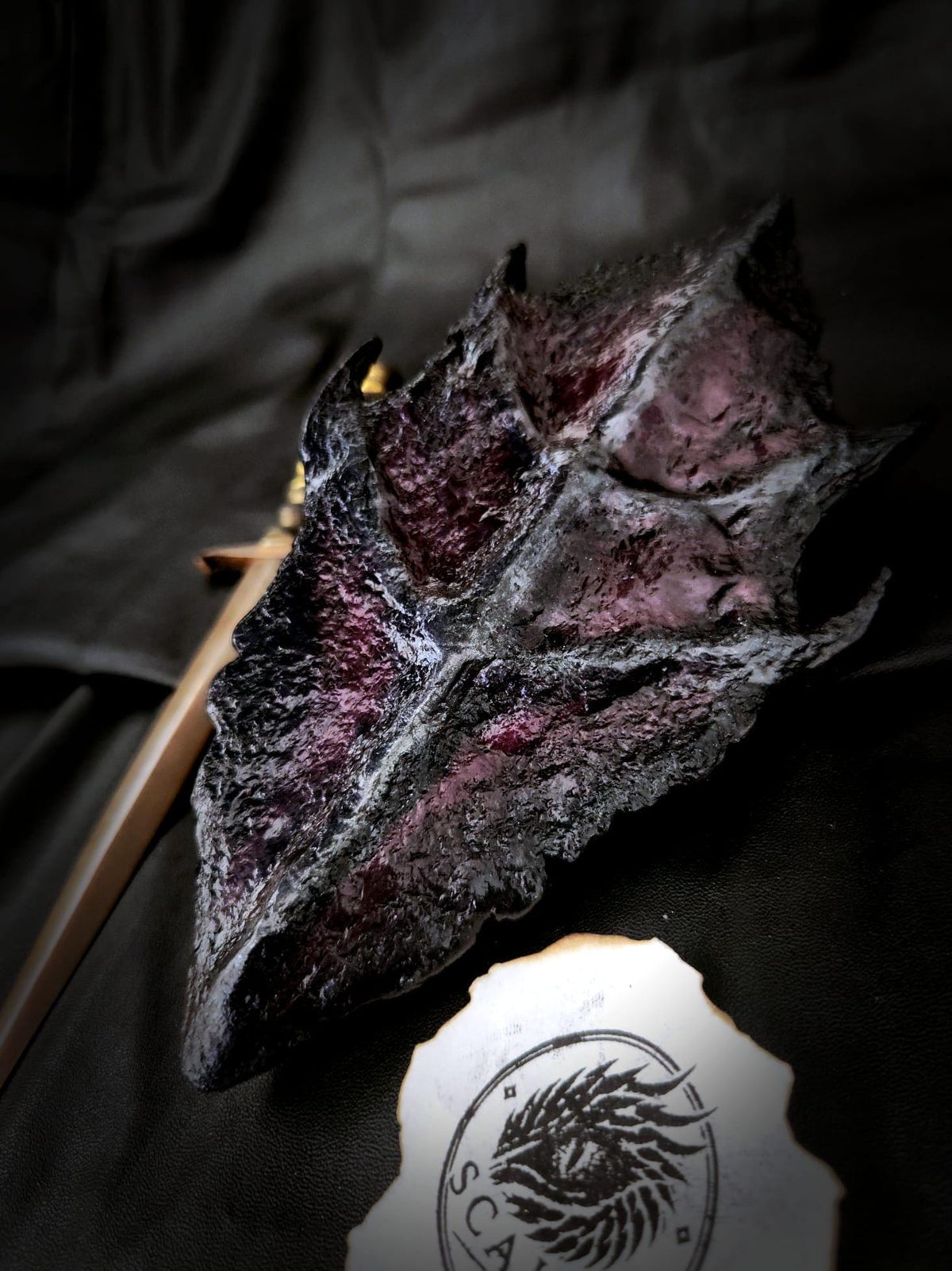 Détail des reliefs et reflets sombres de l’écaille de Drogon