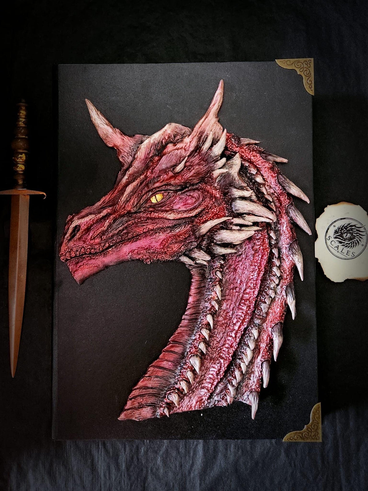 Sketchbook A4 avec sculpture de Caraxes peinte à la main – Scales